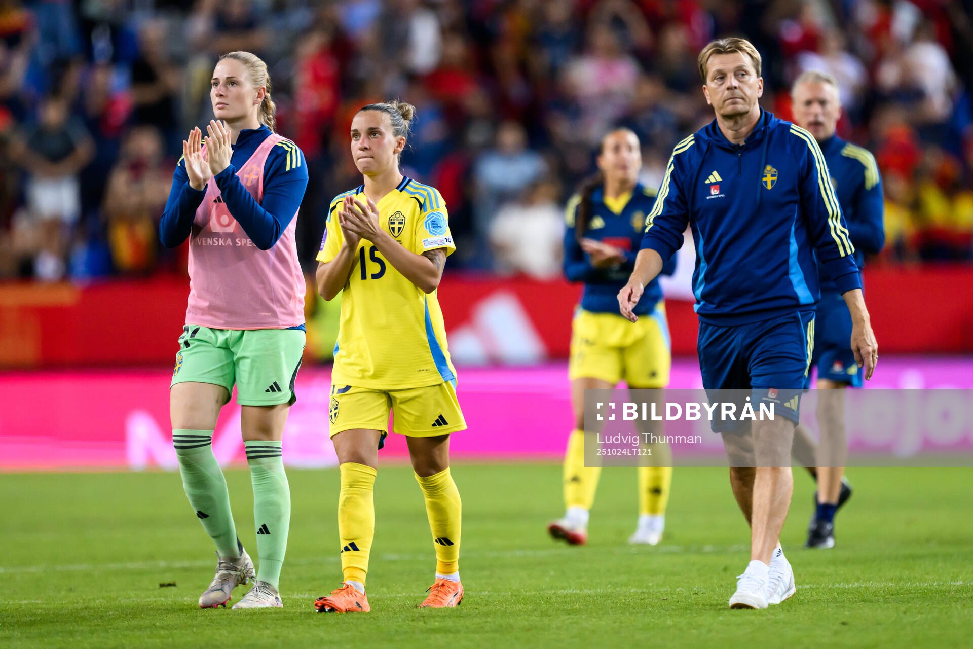Goalkeeper Tove Enblom, Julia Zigiotti Olme and Head coach