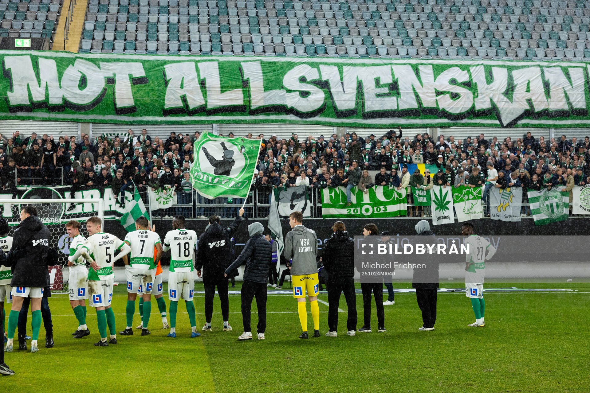 Västerås spelare jublar framför supportrarna
