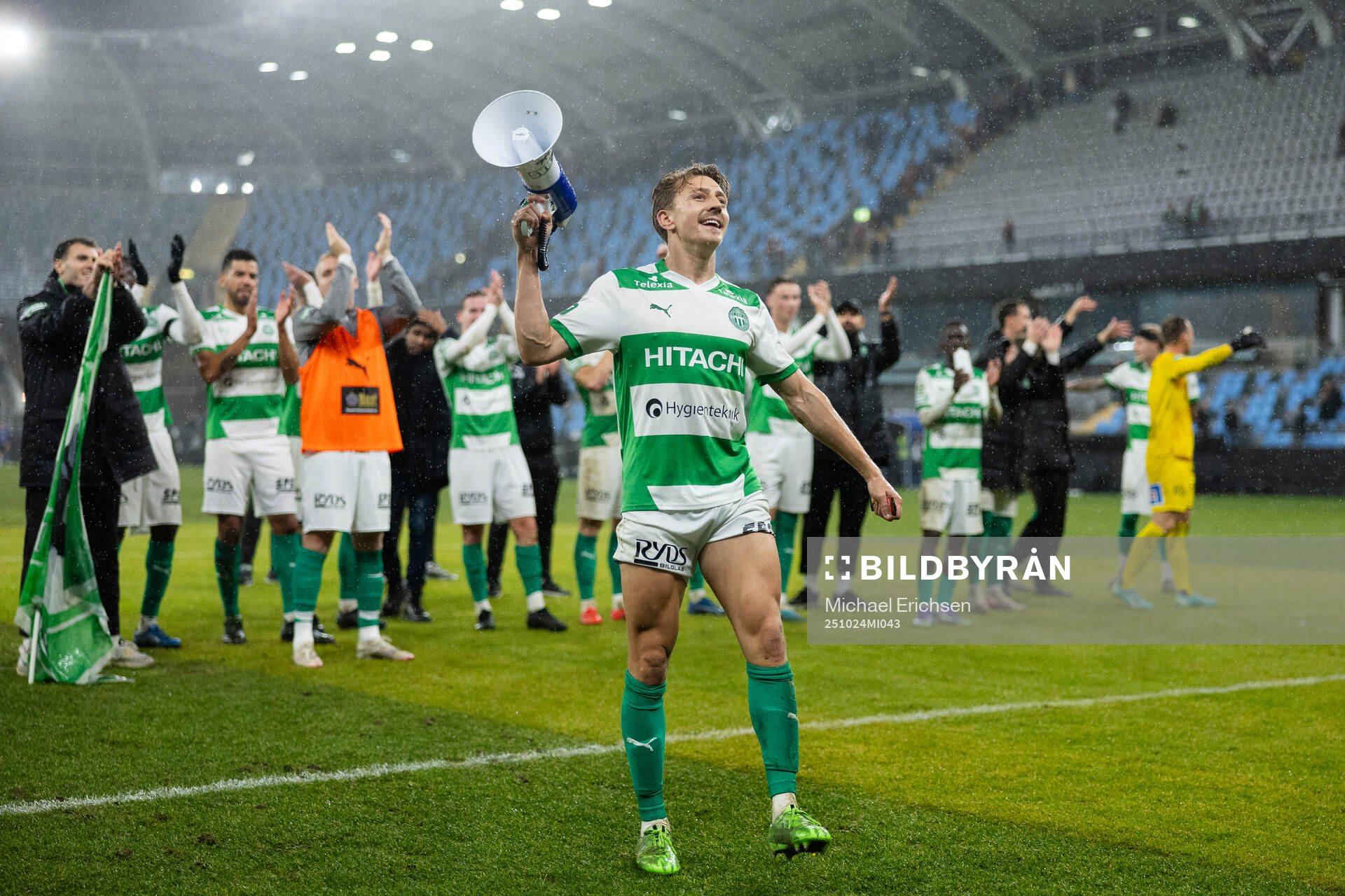 Västerås Simon Gefvert jublar framför supportrarna