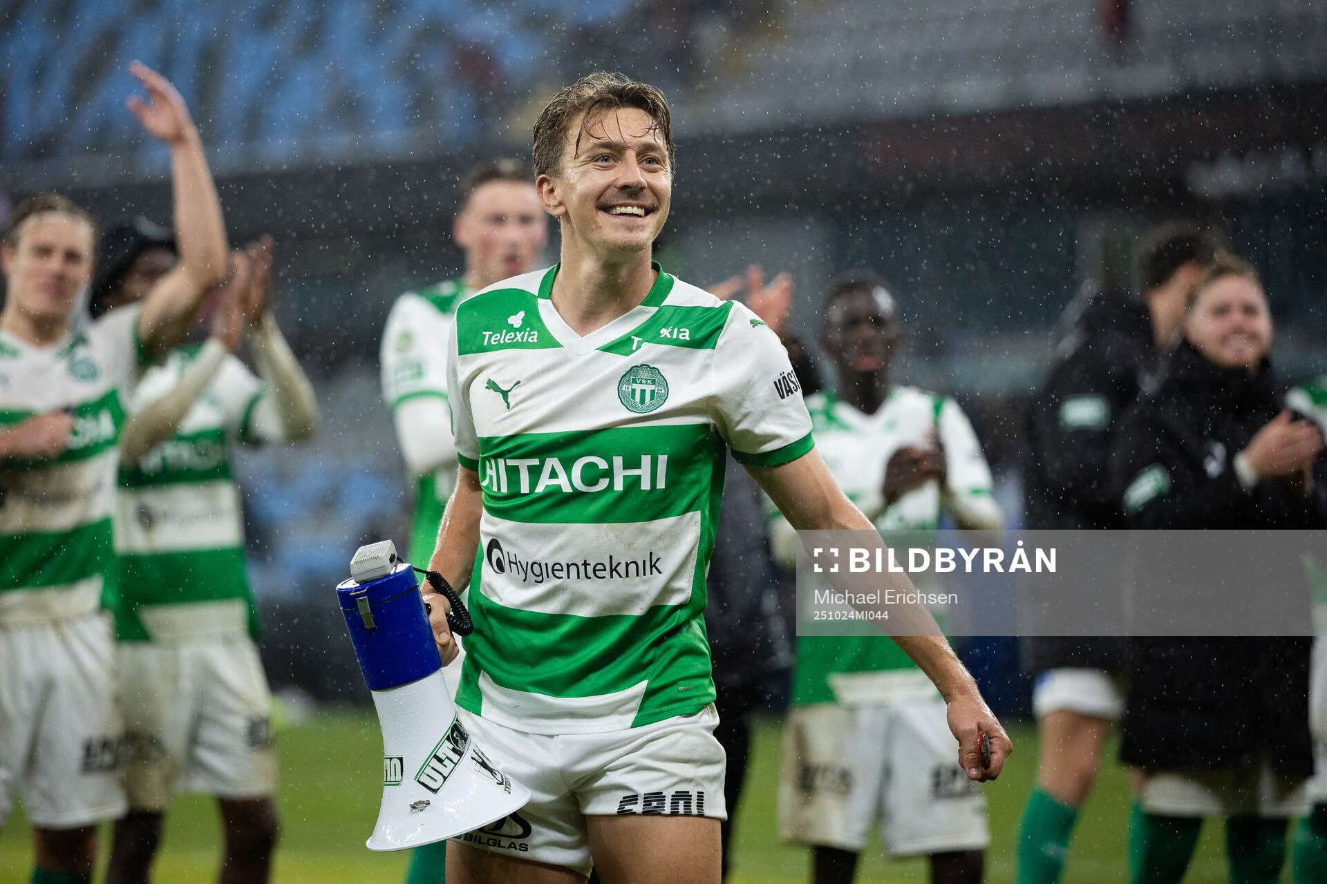 Västerås Simon Gefvert jublar framför supportrarna