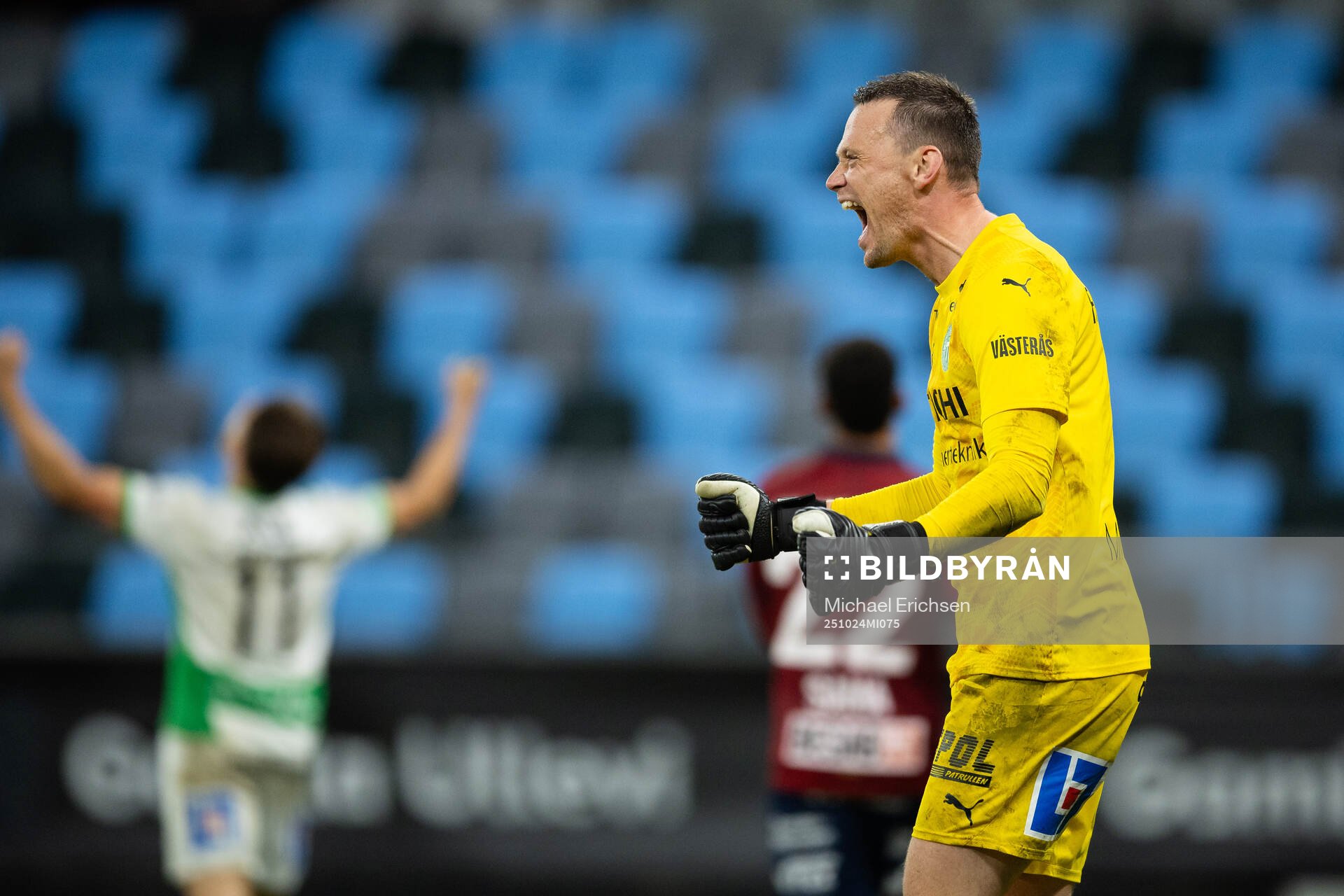 Västerås målvakt Anton Fagerström jublar