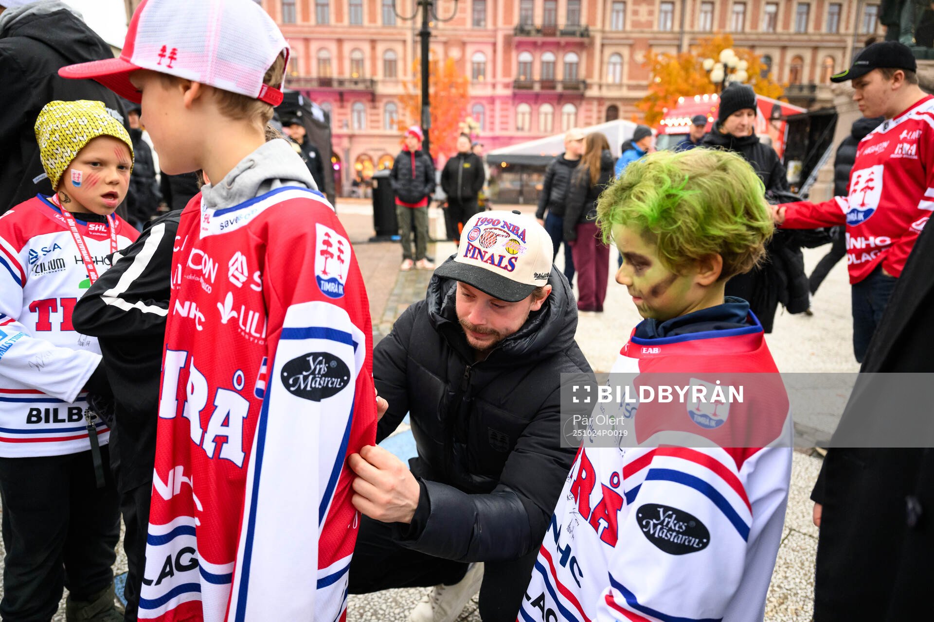 Timrås Jonathan Dahlén ger autografer