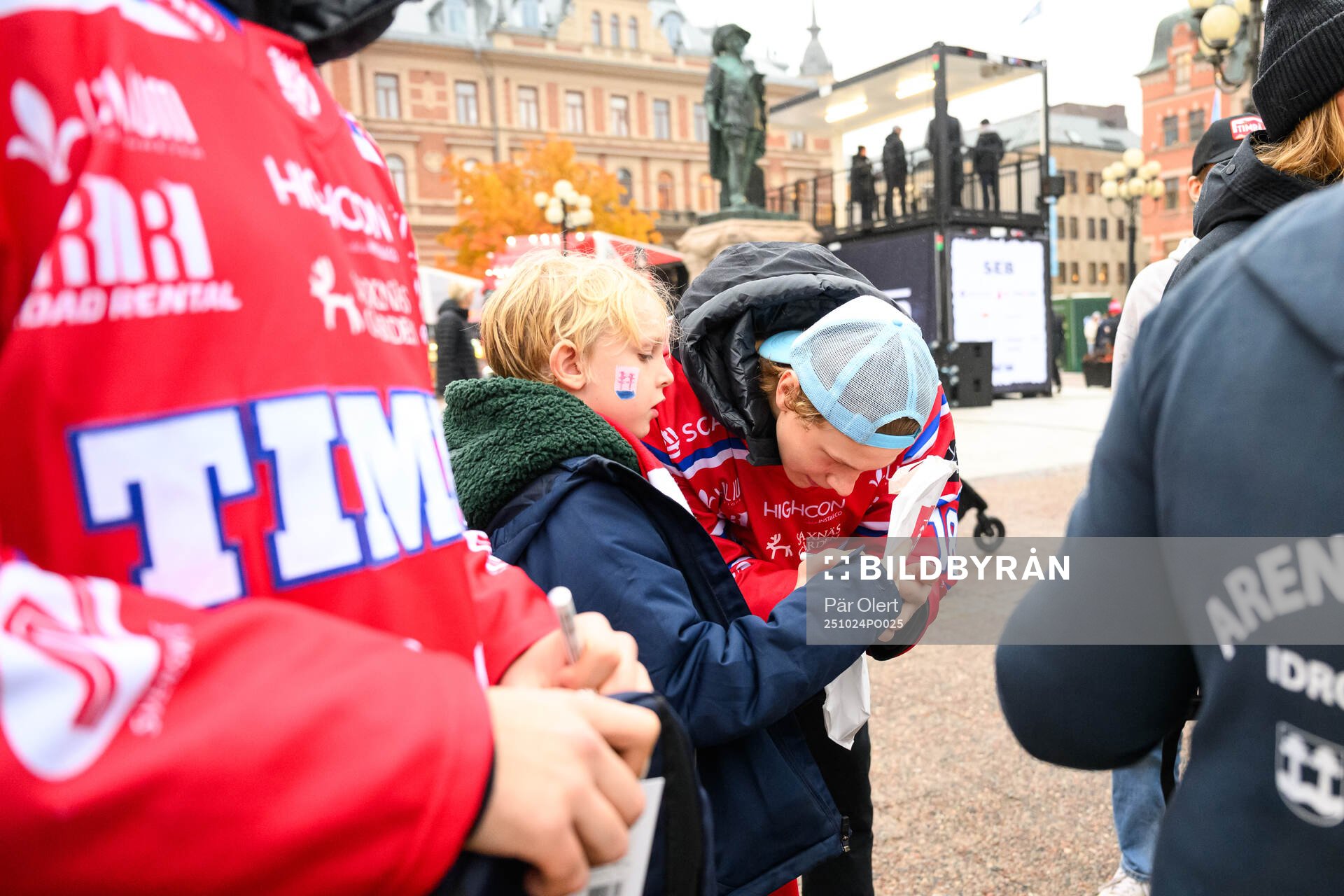 Timrås Linus Eriksson ger autografer