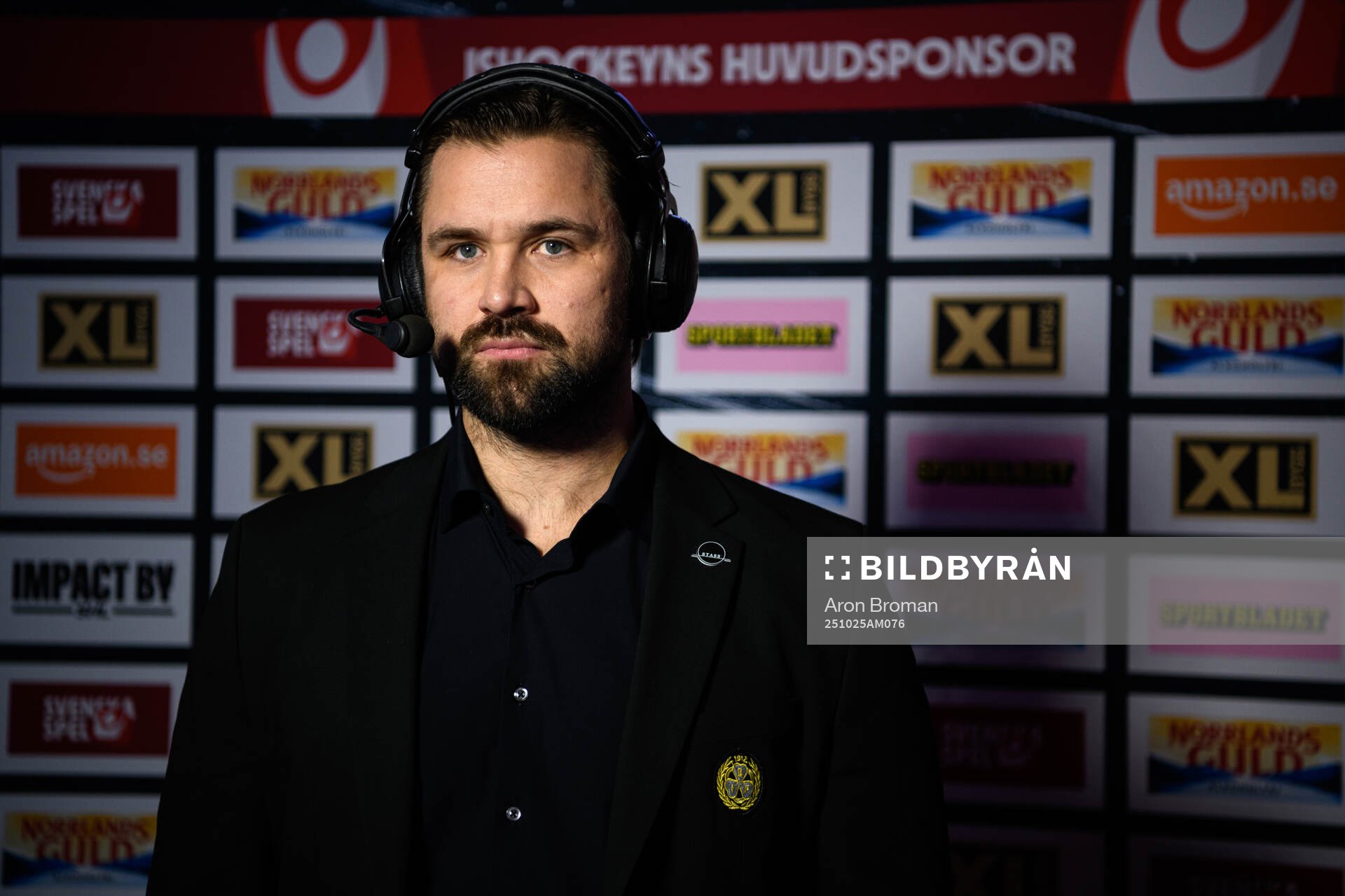 Brynäs sportchef Johan Alcén intrevjuas