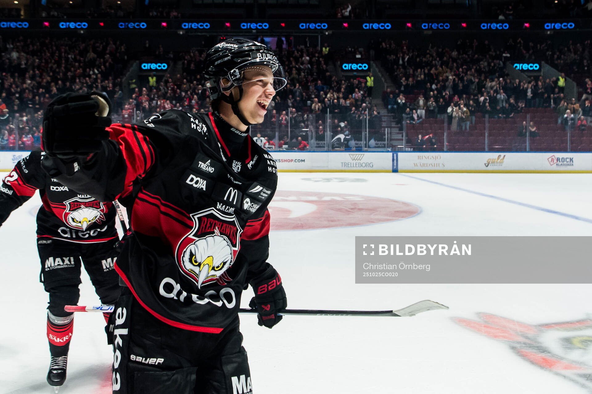 Malmö Redhawks Isac Nilsson jublar