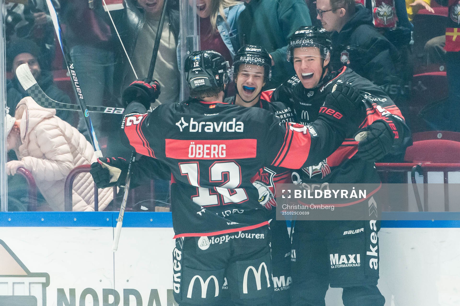 Malmö Redhawks Isac Nilsson jublar