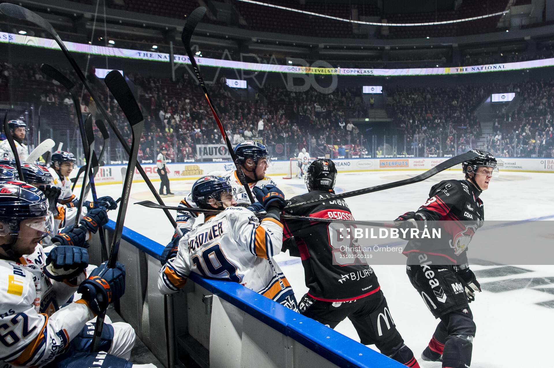 Växjös Reid Gardiner mot Malmö Redhawks Carl Persson och
