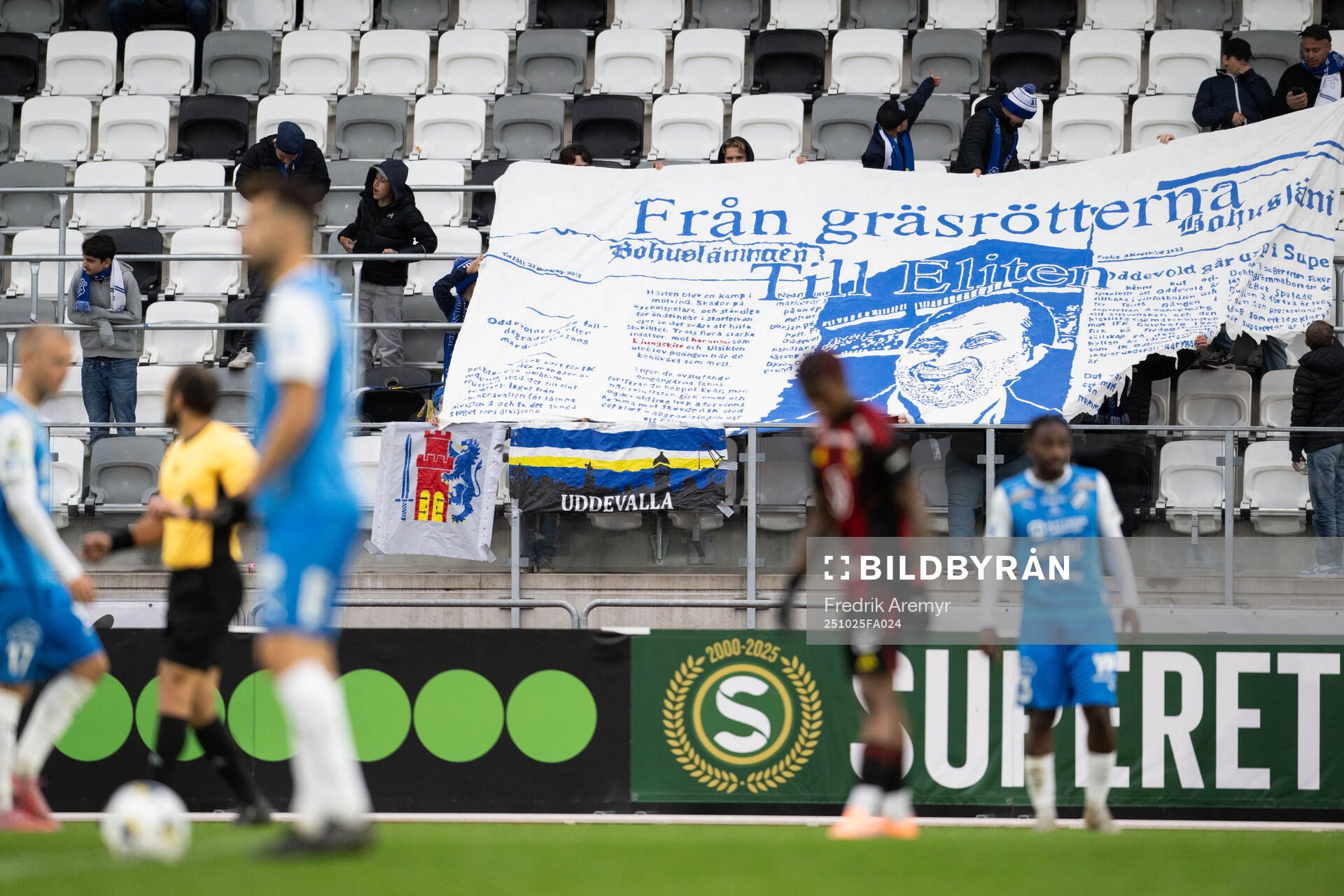 Oddevolds supportrar med ett tifo i halvtid av