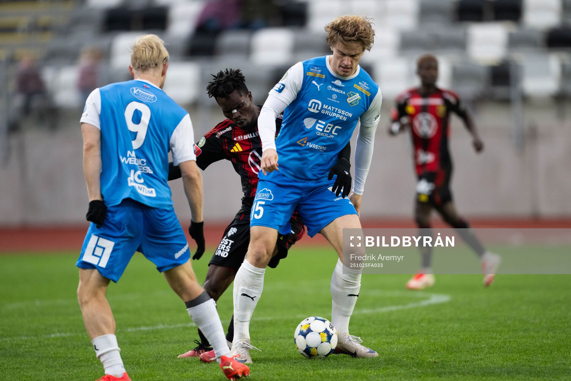 Östersunds Sunday Anyanwu och Oddevolds Vincent Poppler