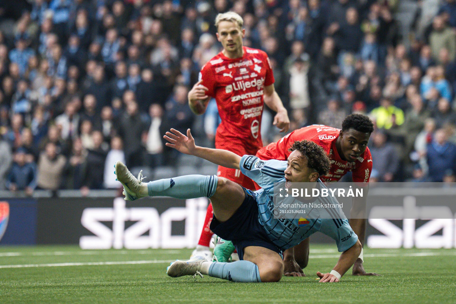 Djurgårdens Mikael Anderson och Värnamos Rufai Mohammed