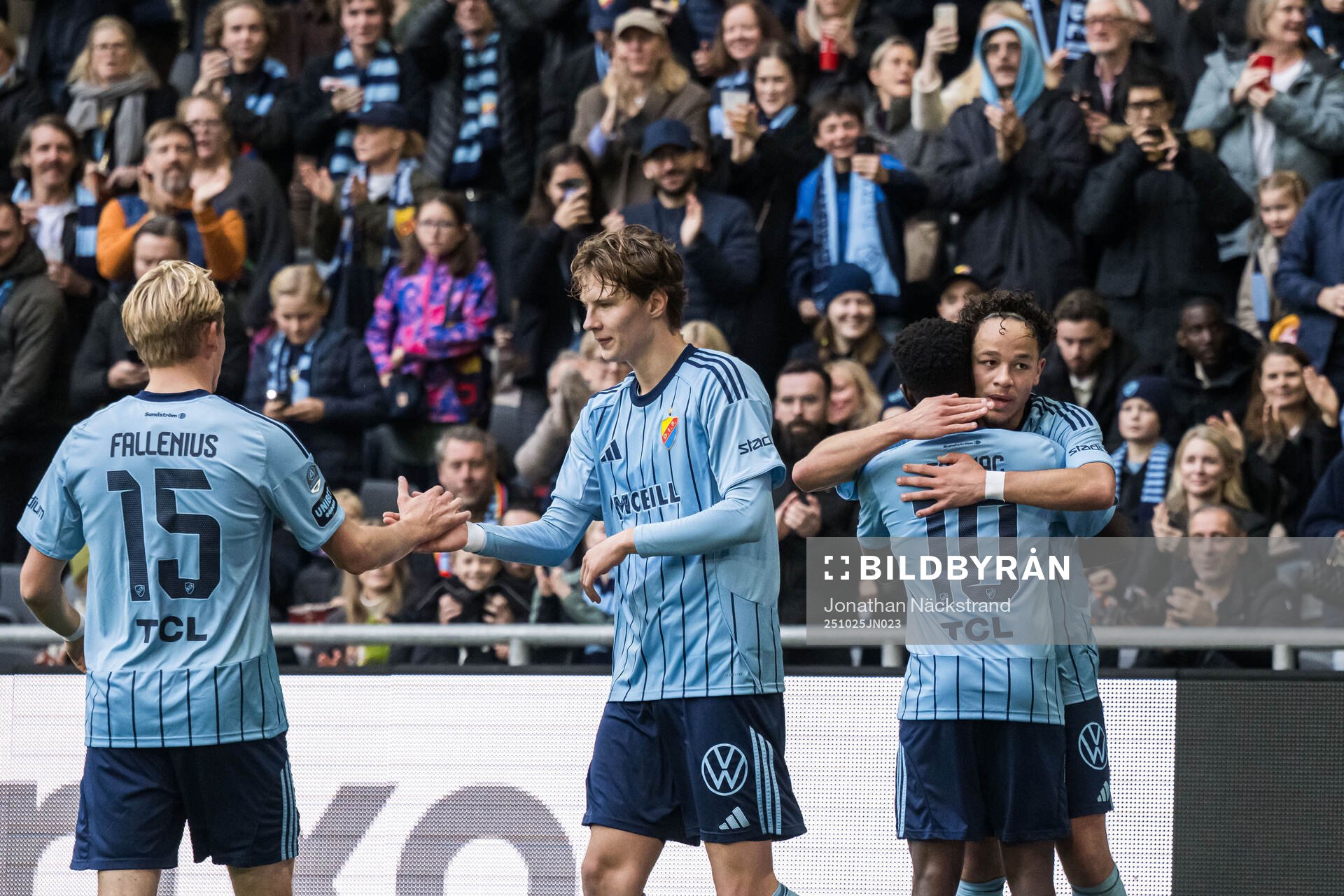 Djurgårdens Mikael Anderson jublar med Tokmac Nguen