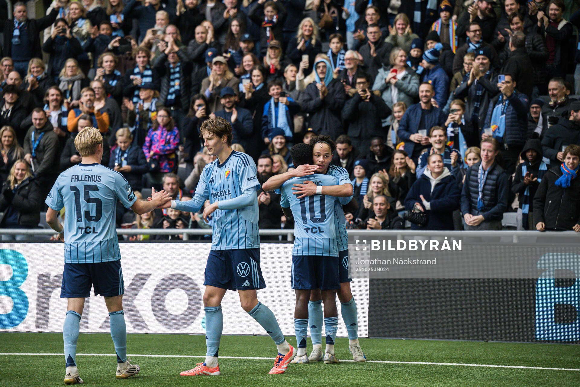 Djurgårdens Mikael Anderson jublar med Tokmac Nguen