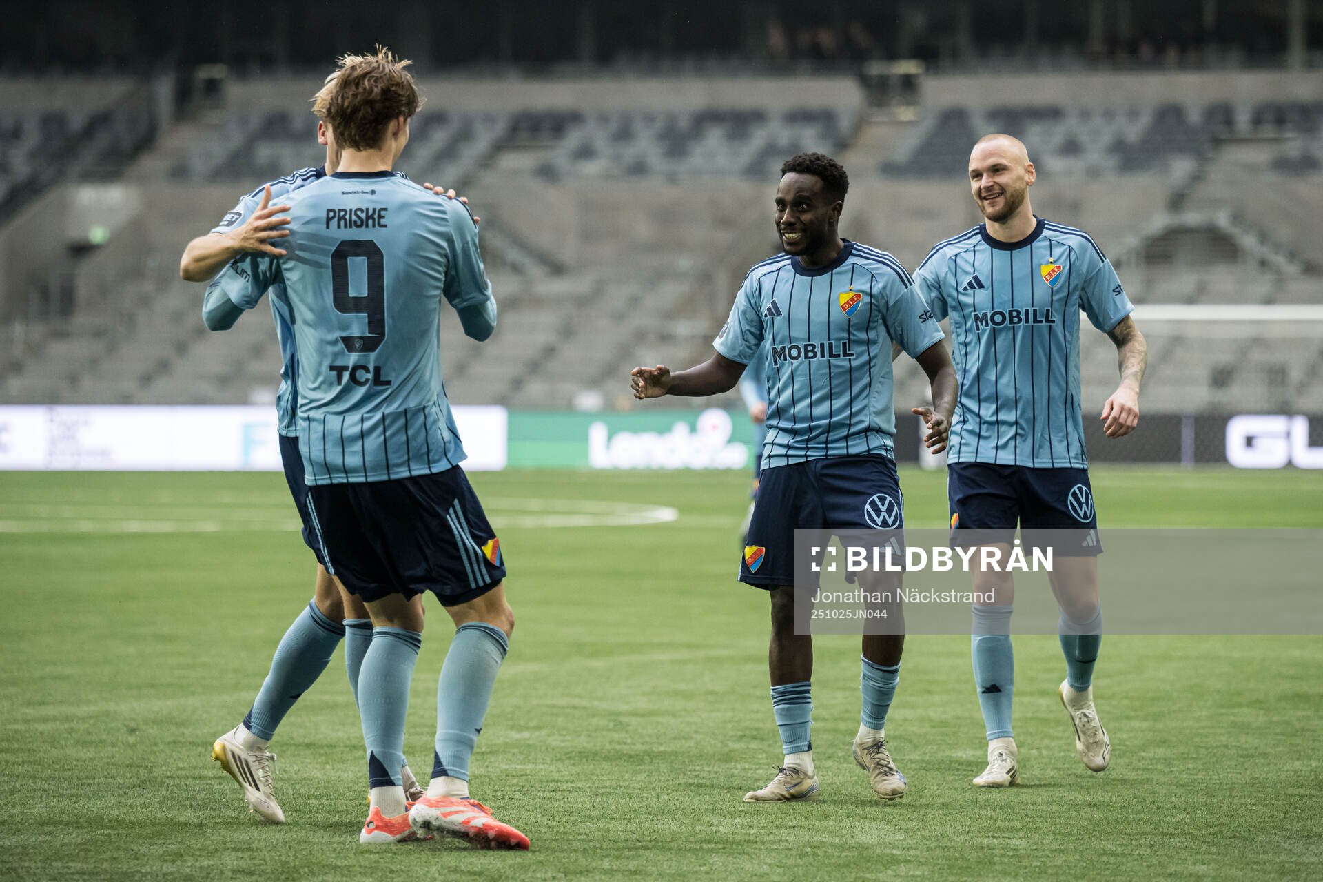 Djurgårdens August Priske Flyger jublar med Tokmac Nguen