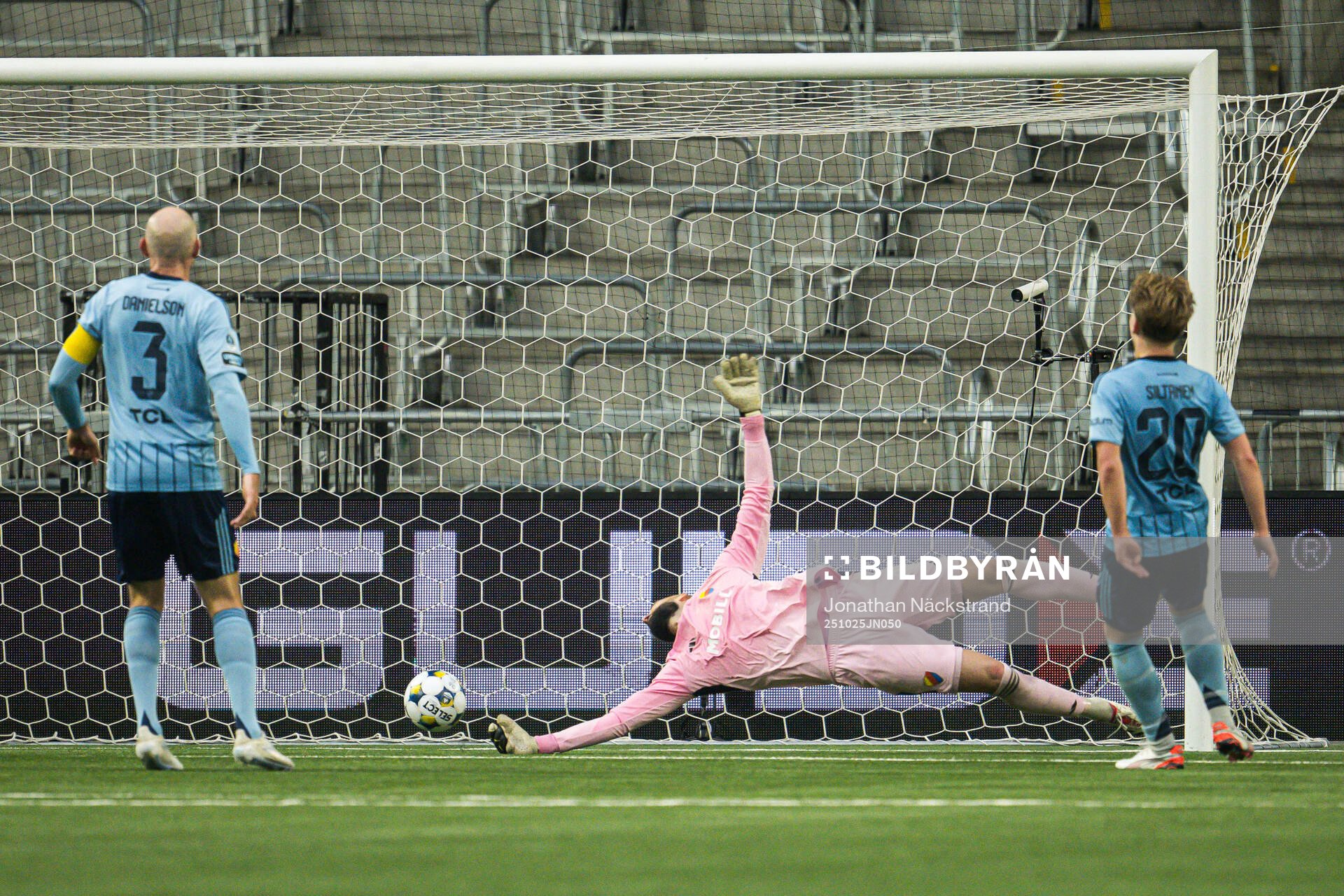 Djurgårdens målvakt Filip Manojlovic och Matias Siltanen