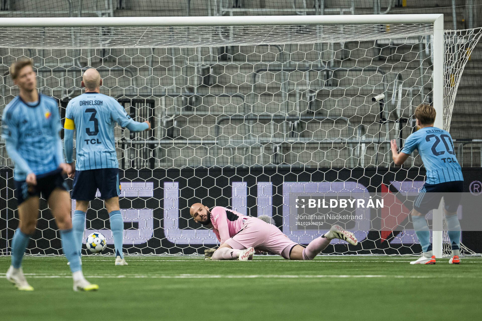 Djurgårdens målvakt Filip Manojlovic reagerar mot Matias