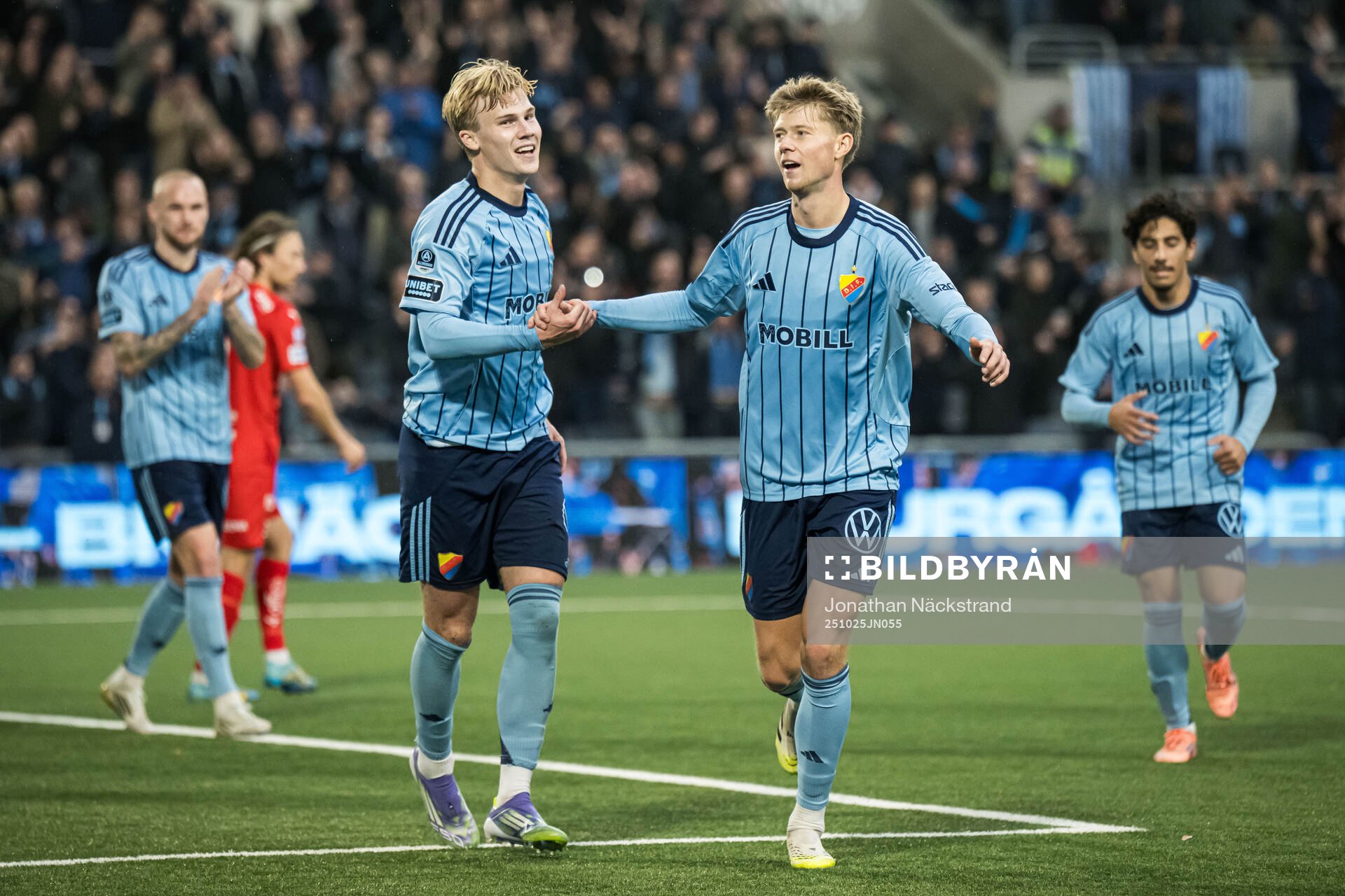 Djurgårdens Patric Åslund jublar med Theo Bergvall