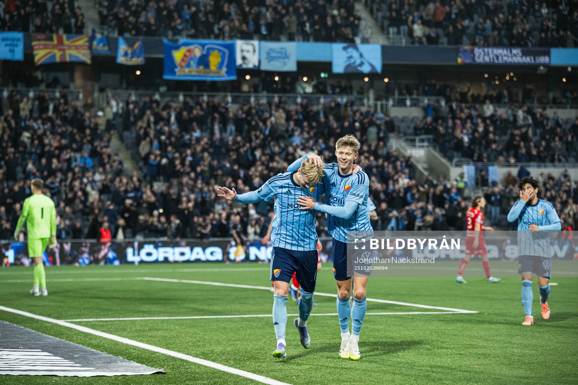 Djurgårdens Patric Åslund jublar med Theo Bergvall