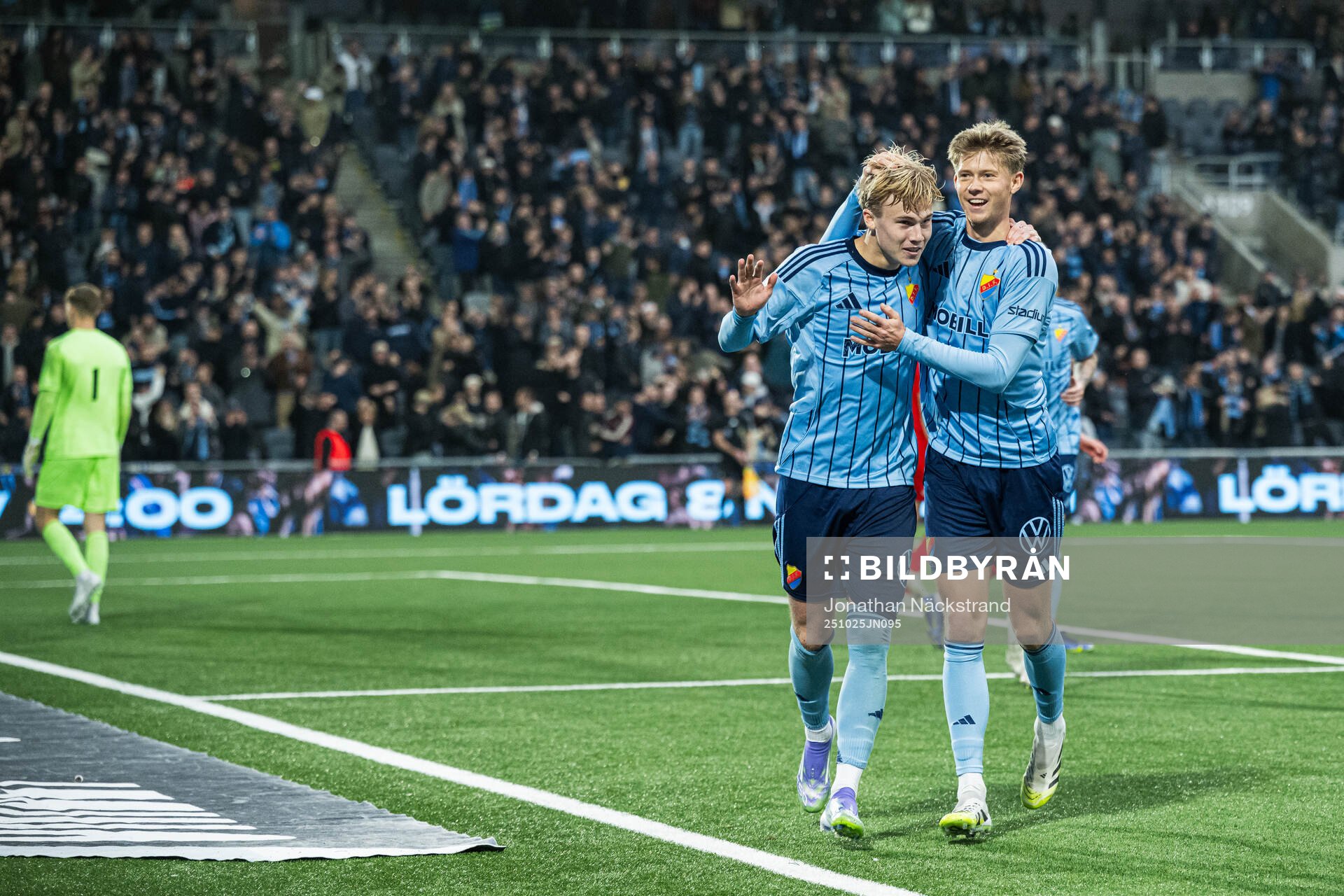 Djurgårdens Patric Åslund jublar med Theo Bergvall