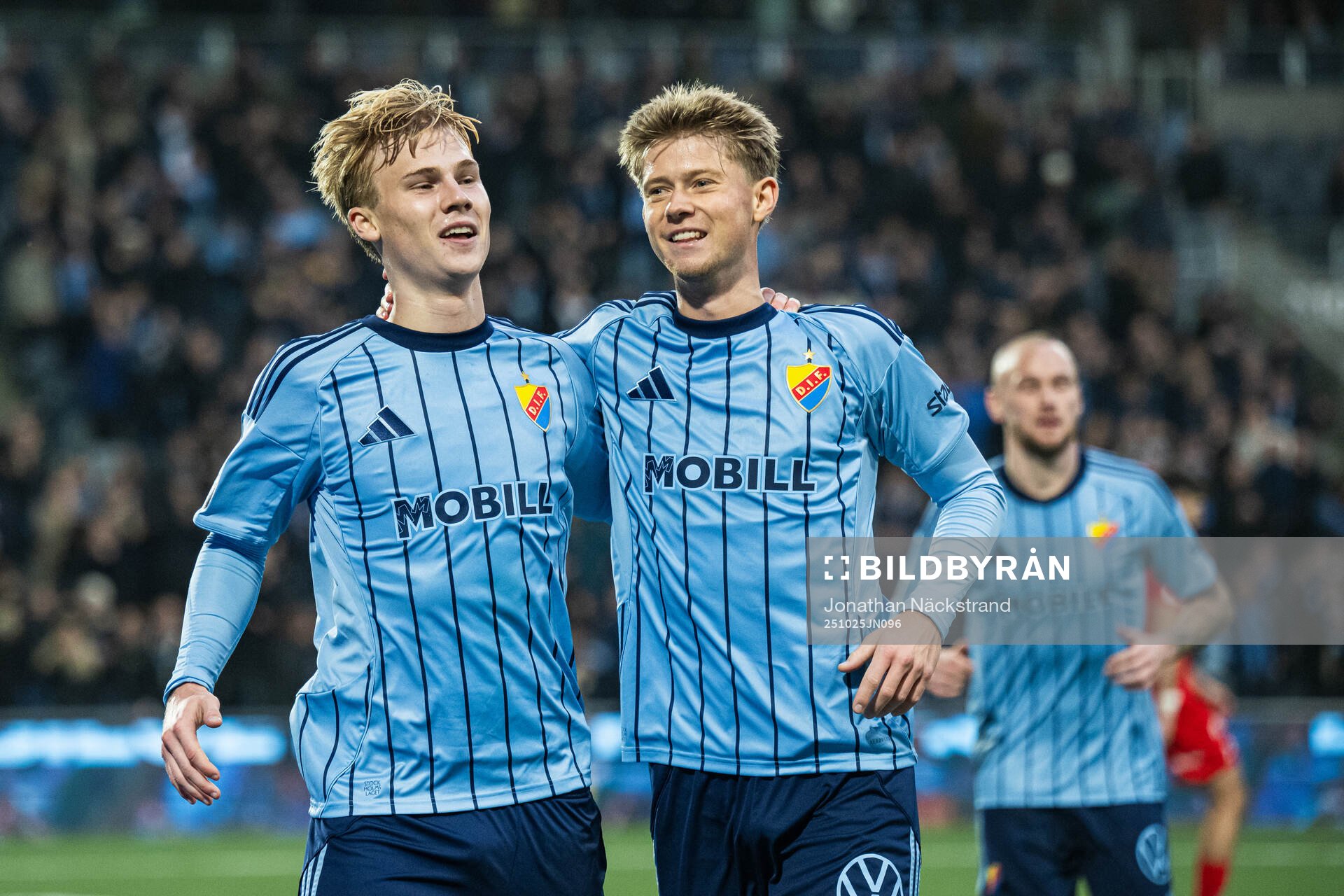 Djurgårdens Patric Åslund jublar med Theo Bergvall