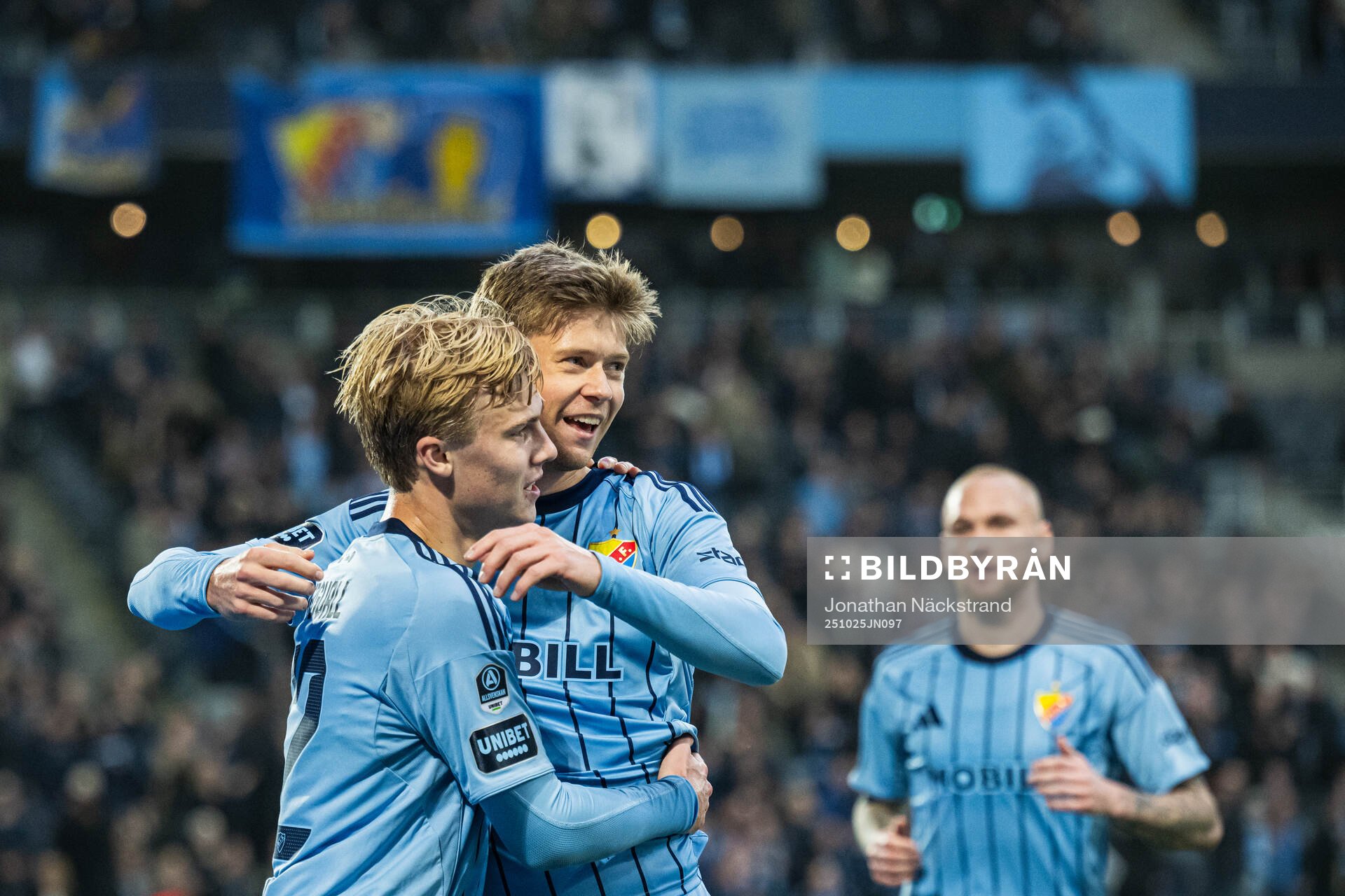 Djurgårdens Patric Åslund jublar med Theo Bergvall
