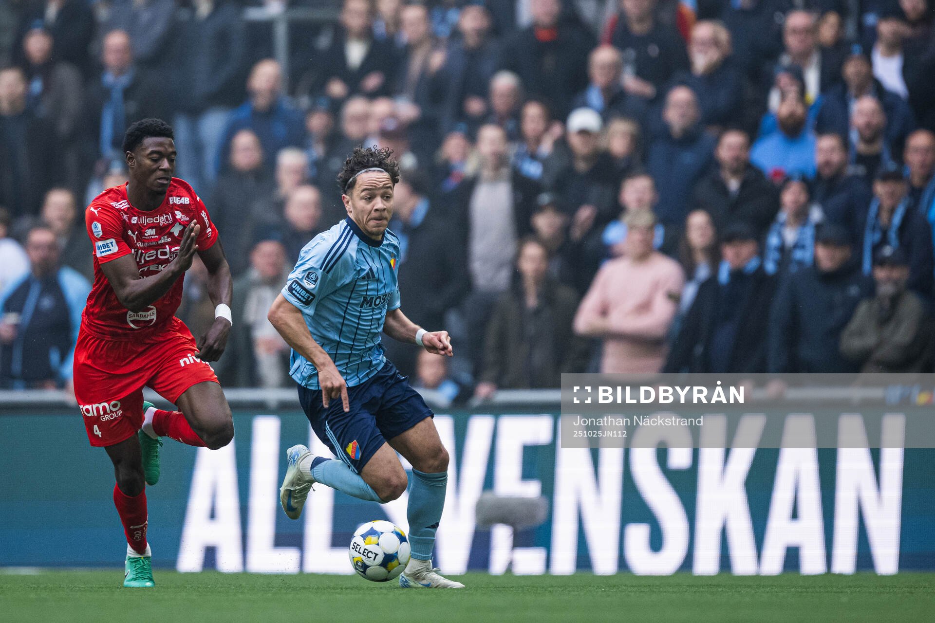 Värnamos Rufai Mohammed och Djurgårdens Mikael Anderson