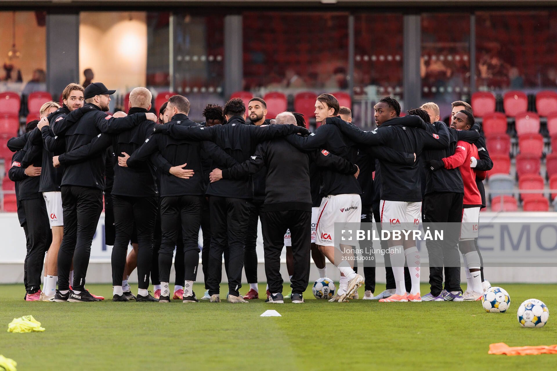 Degerfors spelare samlas