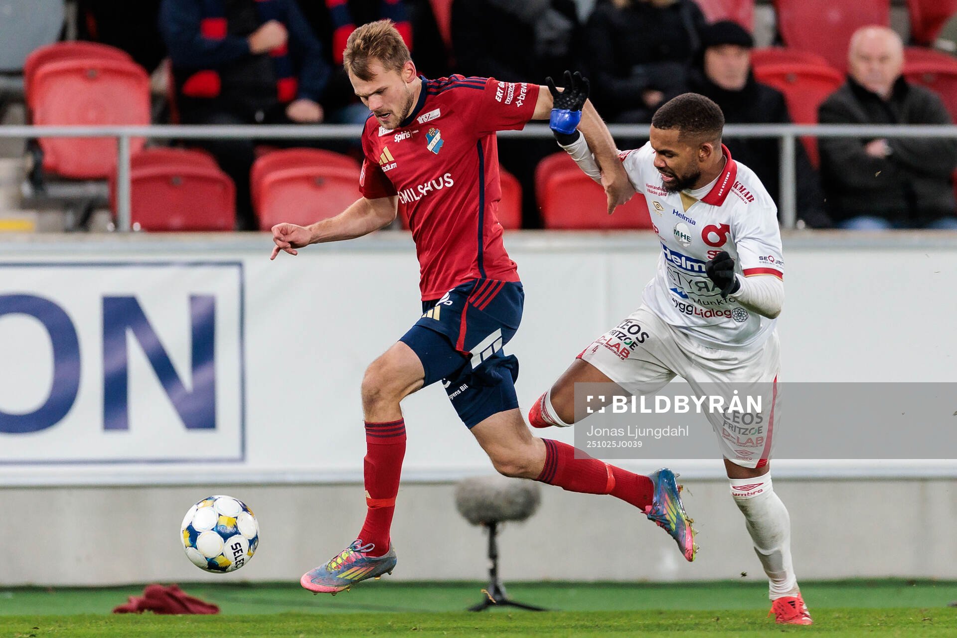 Östers Oscar Uddenäs och Degerfors Leon Hien