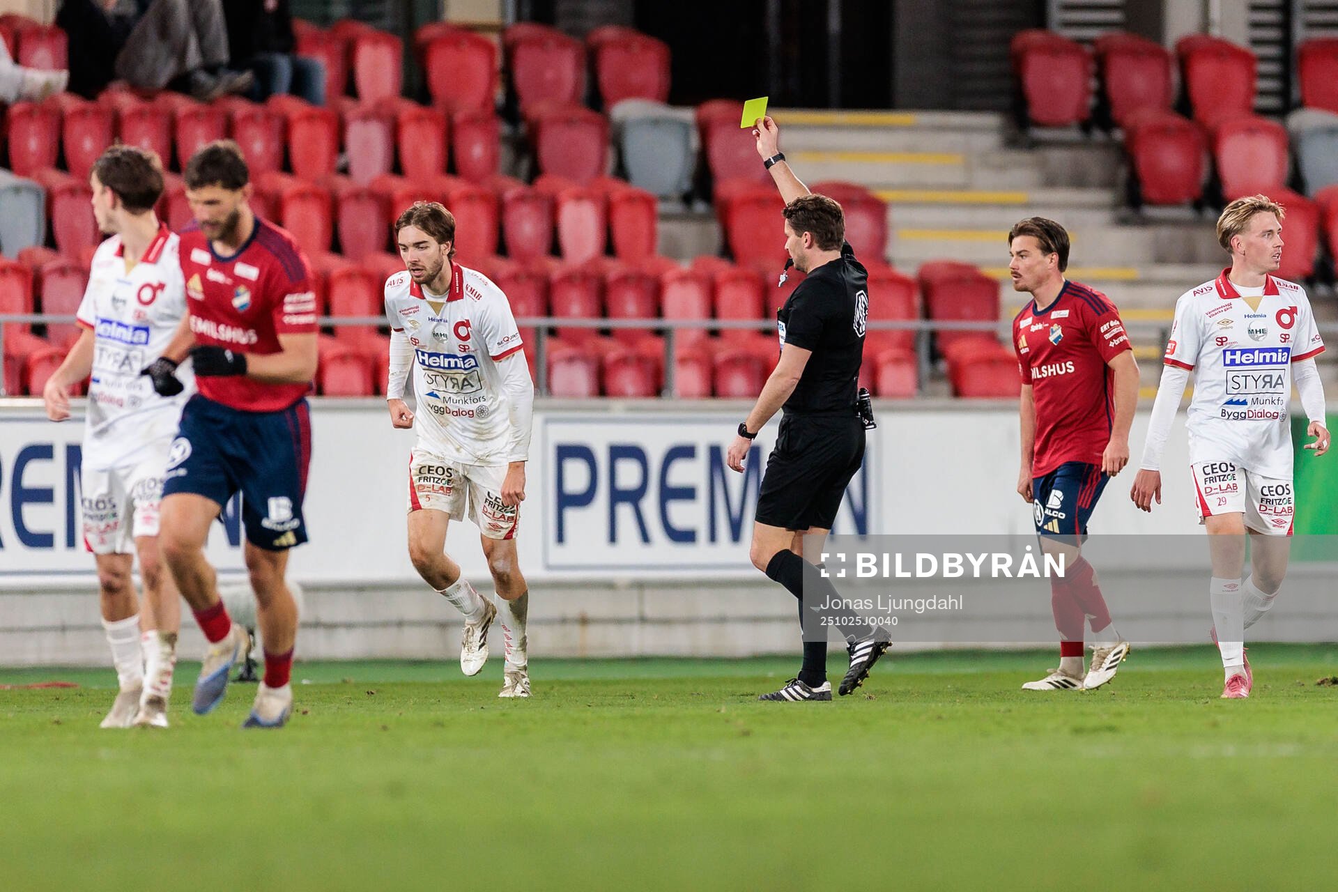 Degerfors Juhani Pikkarainen tilldelas gult kort av domare