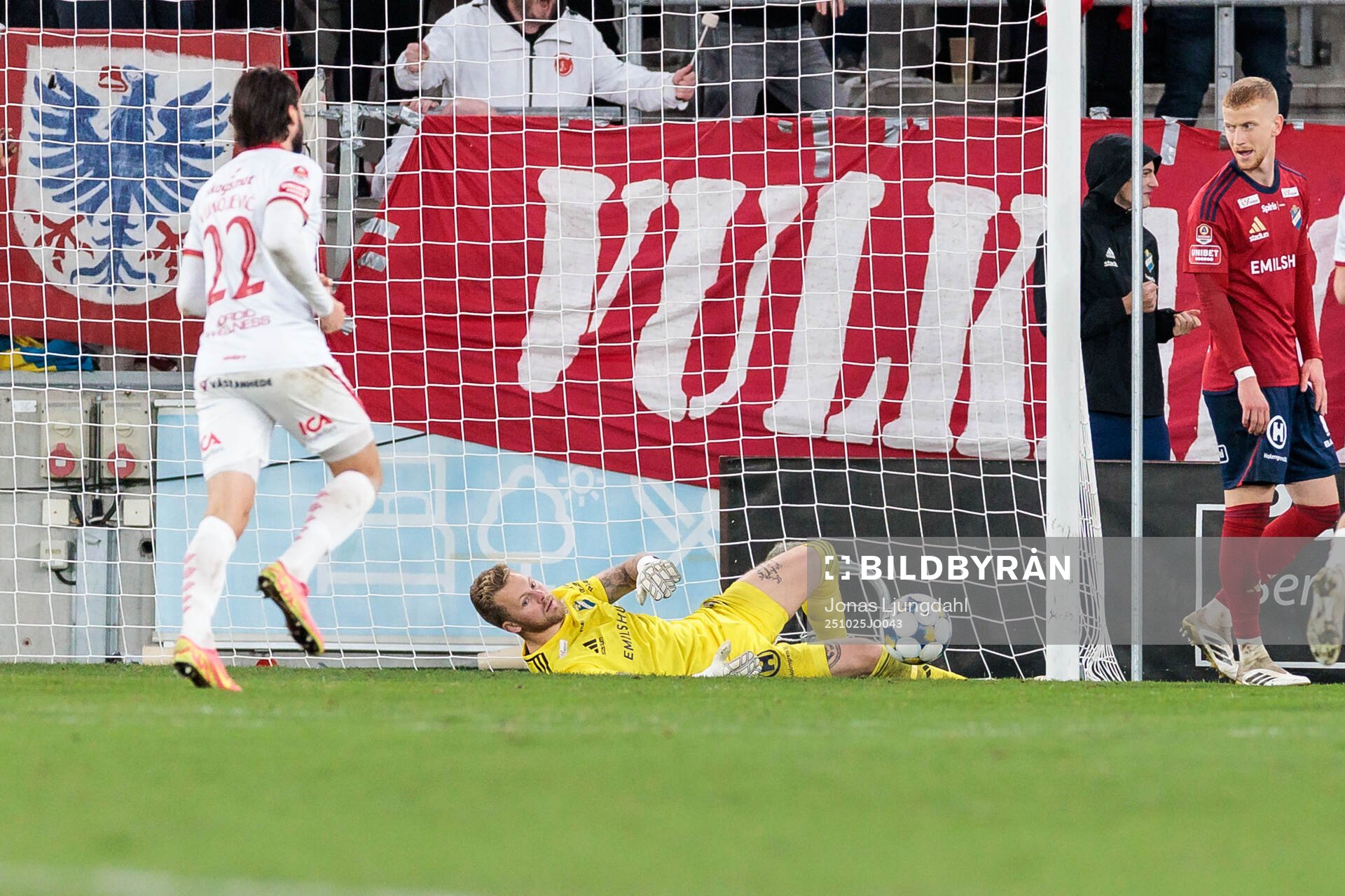 Östers målvakt Robin Wallinder deppar