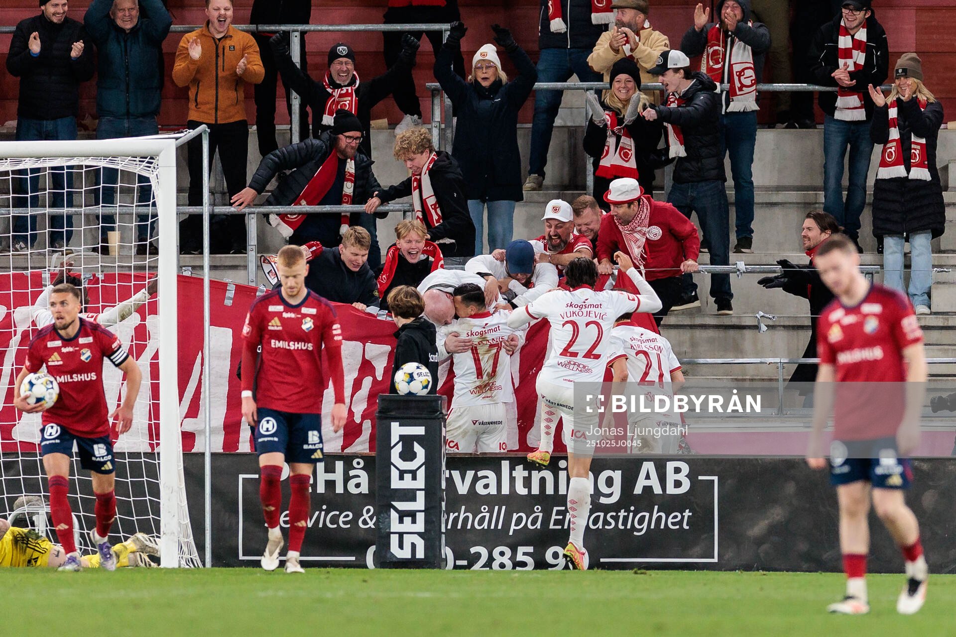 Degerfors Arman Taranis jublar med supportrar och