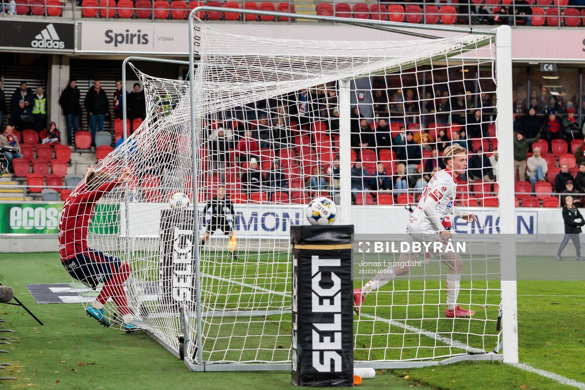Östers Noah Söderberg och Degerfors Santeri Haarala
