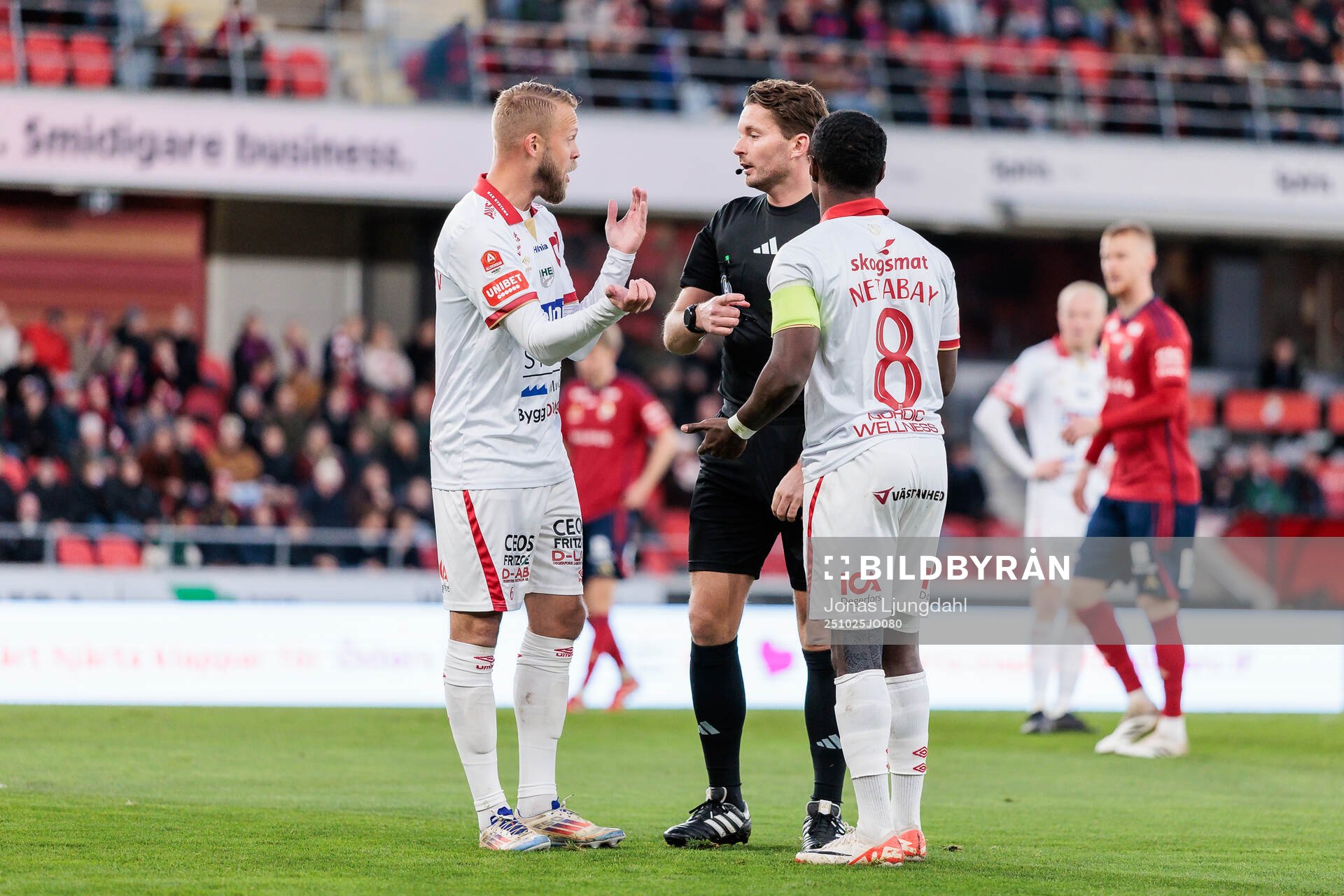 Degerfors Daniel Sundgren  och Nahom Netabay pratar med