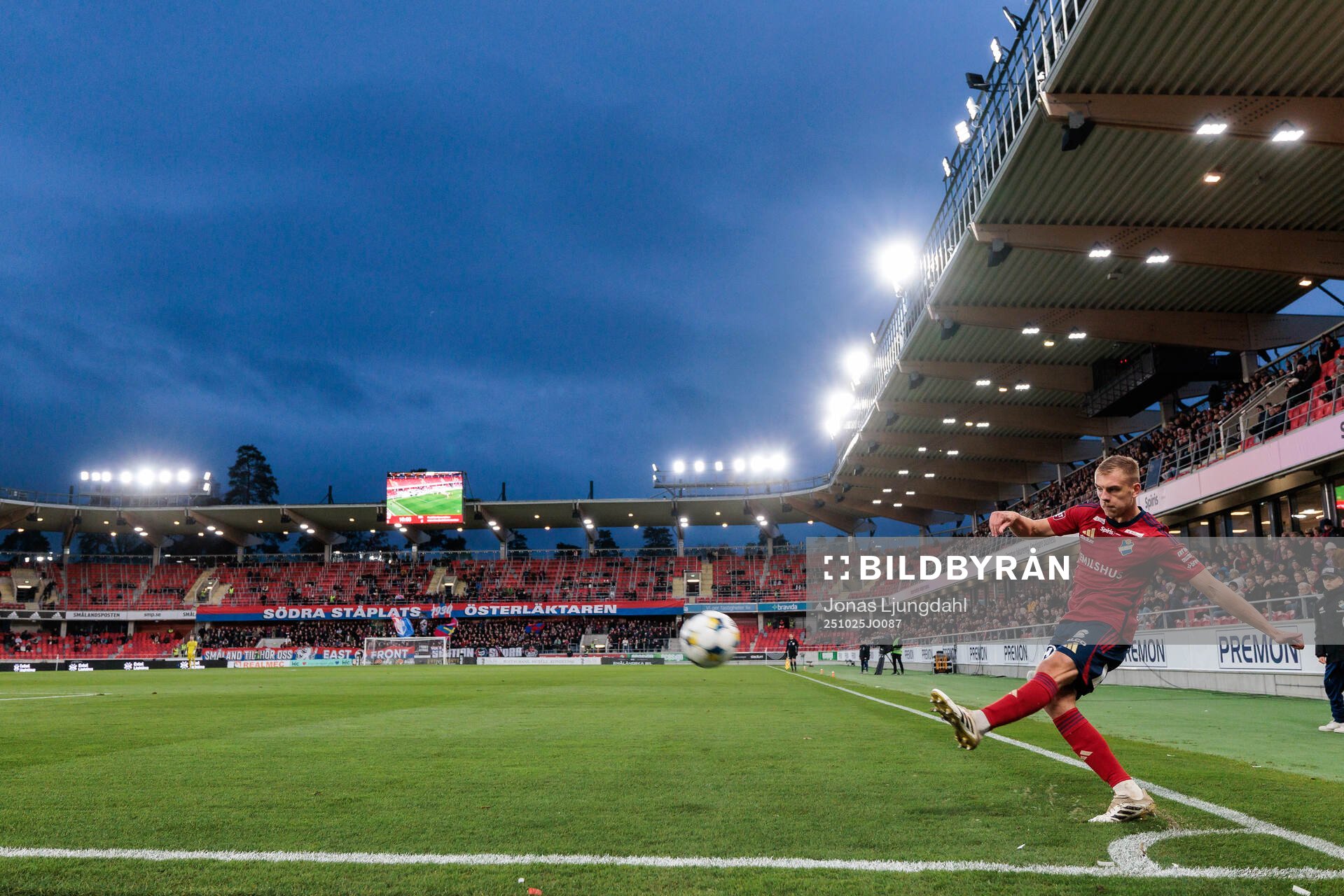 Östers Dennis Olsson slår en hörna