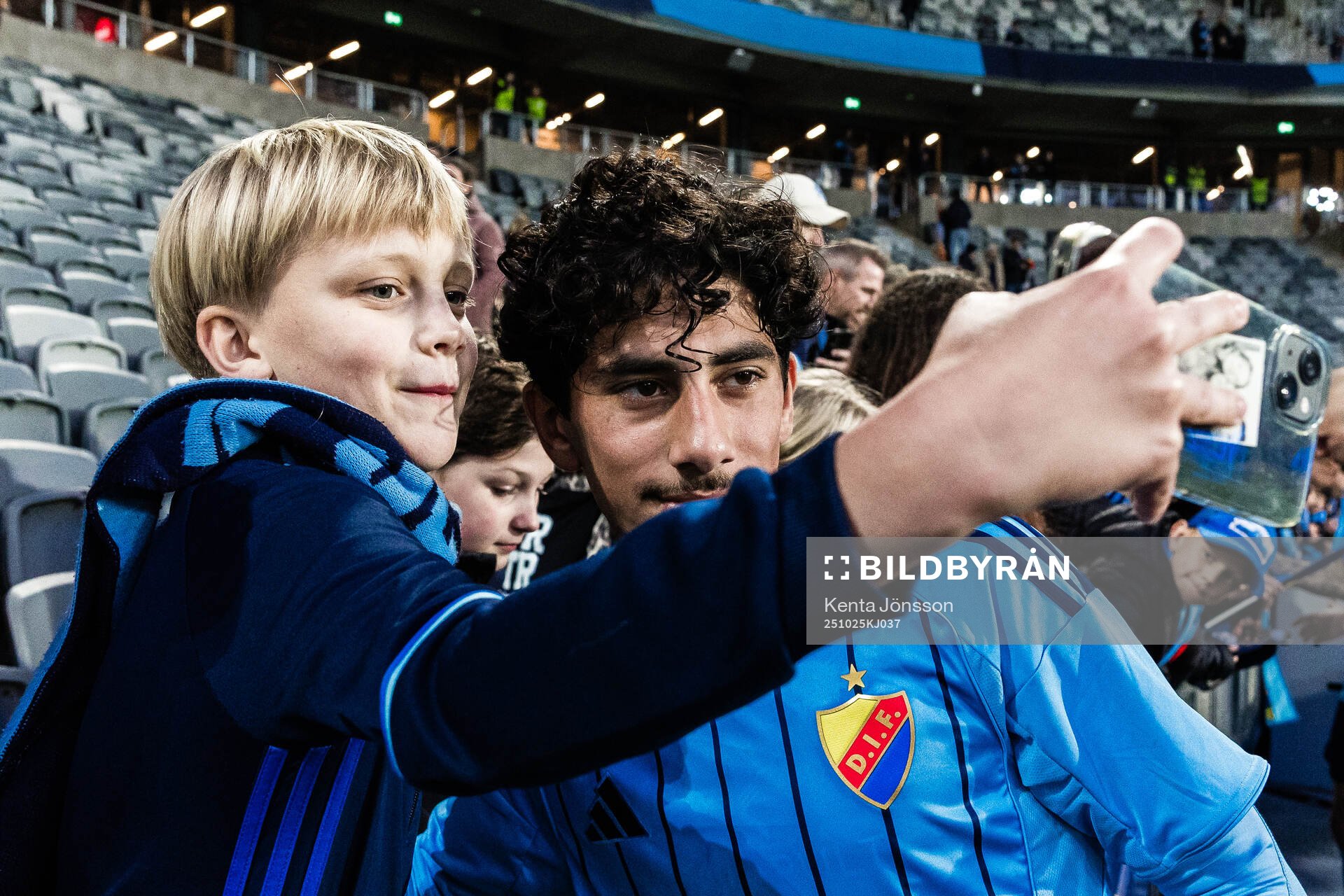 Djurgårdens Ahmed Saed med supportrar
