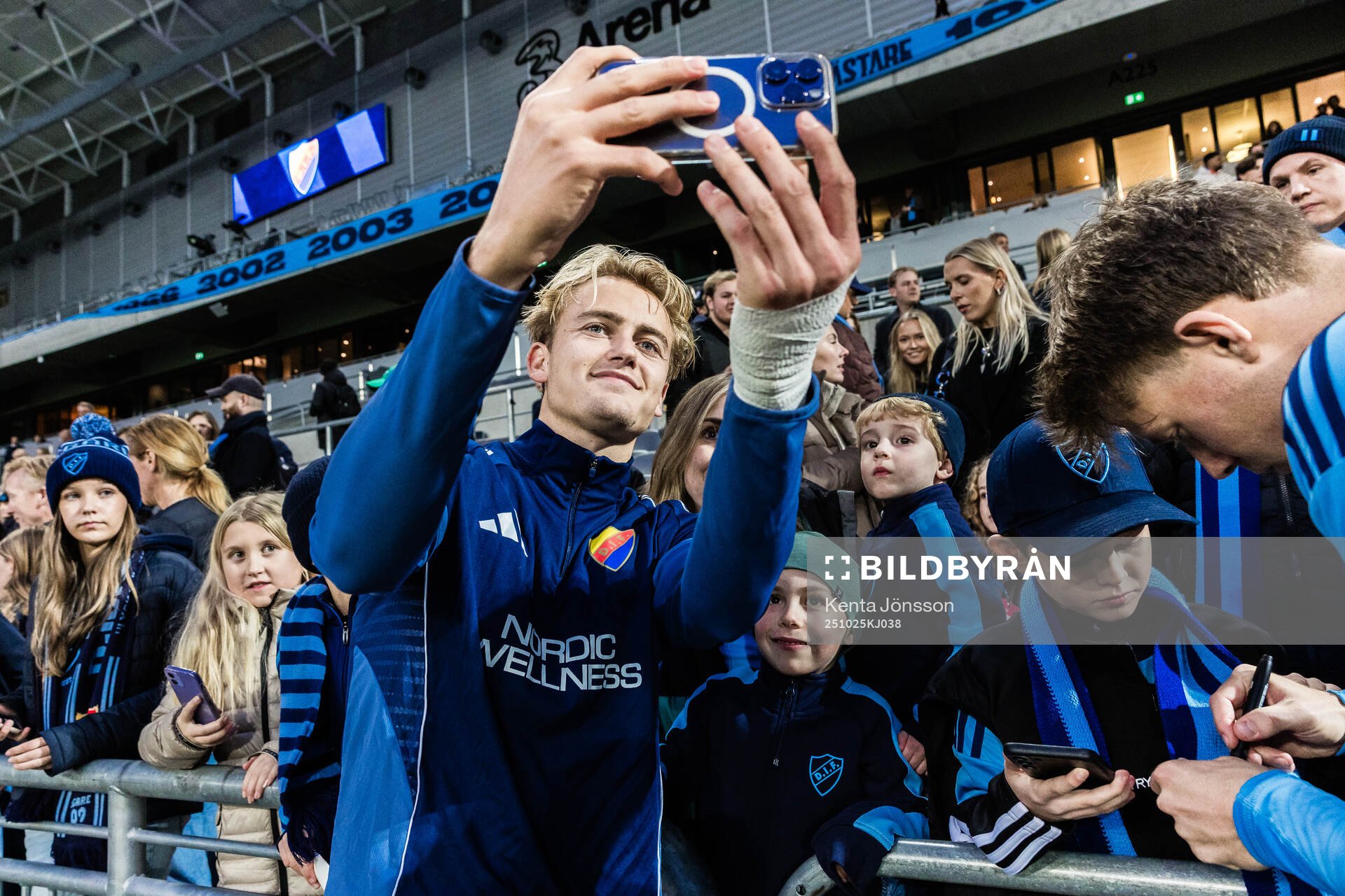 Djurgårdens Oskar Fallenius med supportrar
