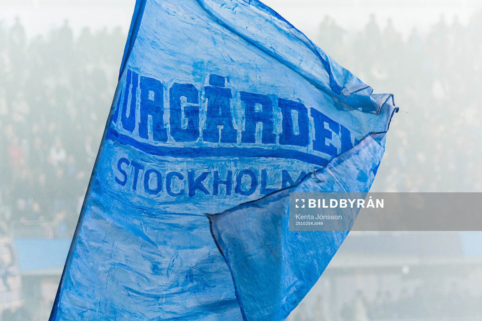 Djurgårdens supportrar med flagga