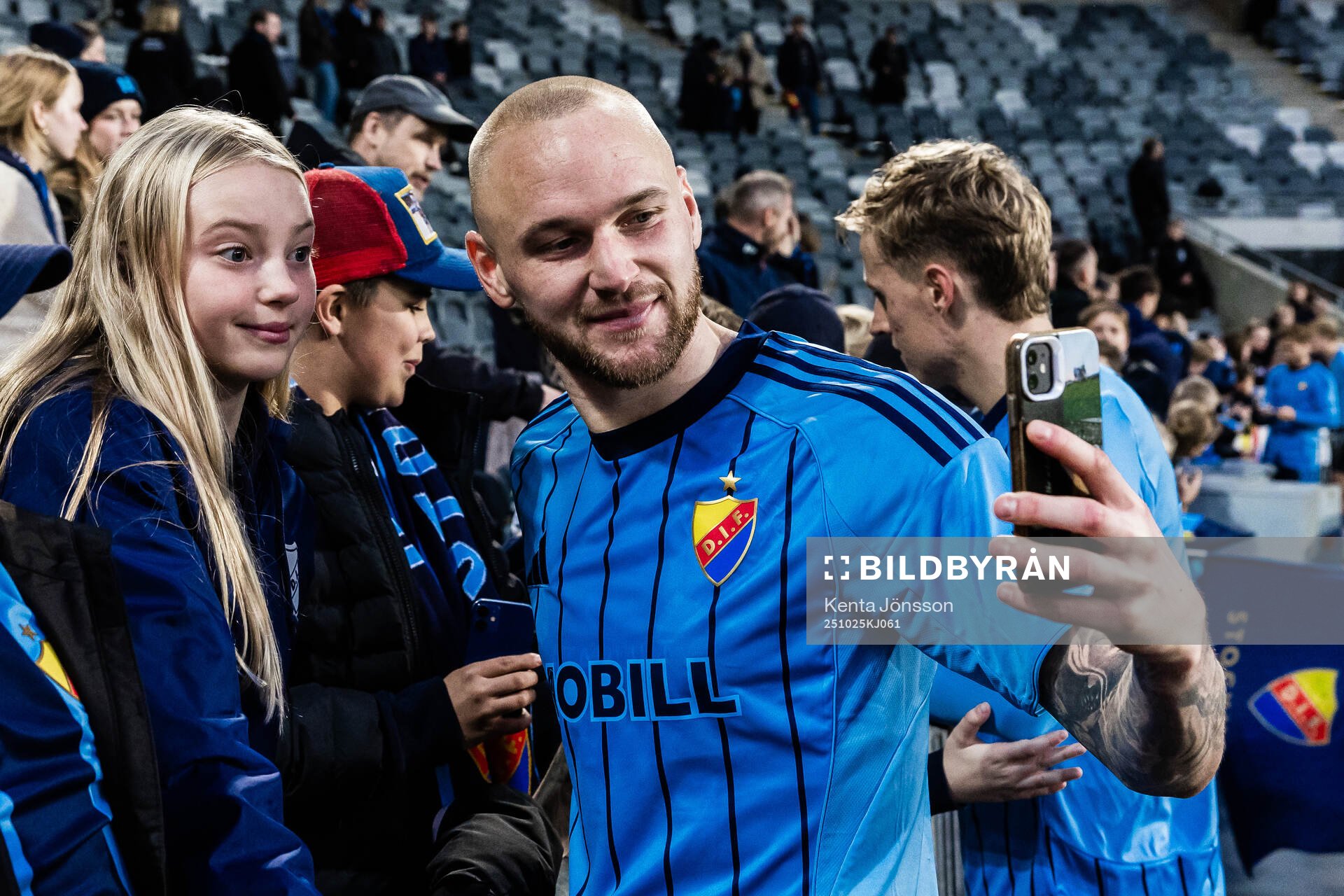 Djurgårdens Adam Ståhl med supportrar