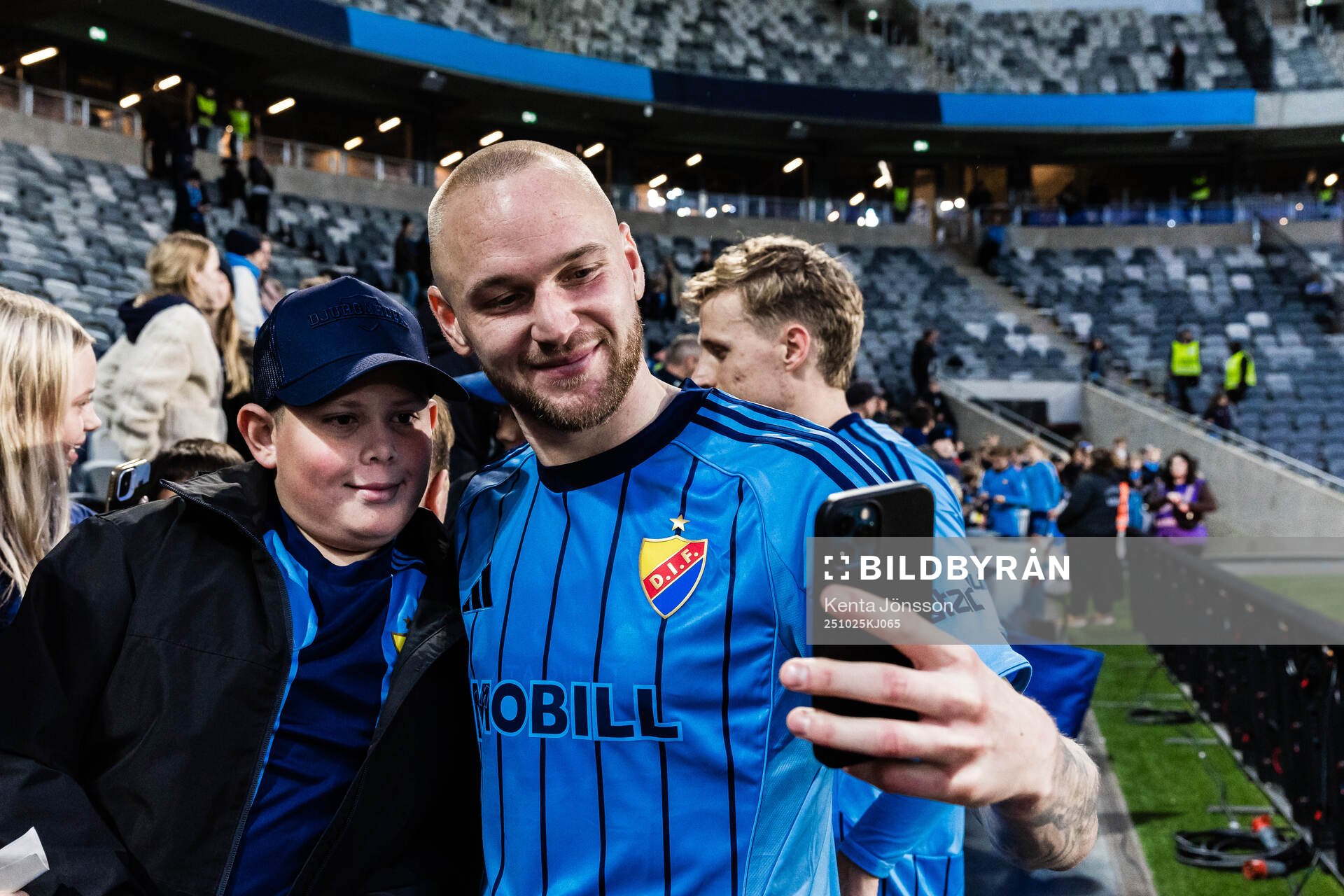Djurgårdens Adam Ståhl med supportrar