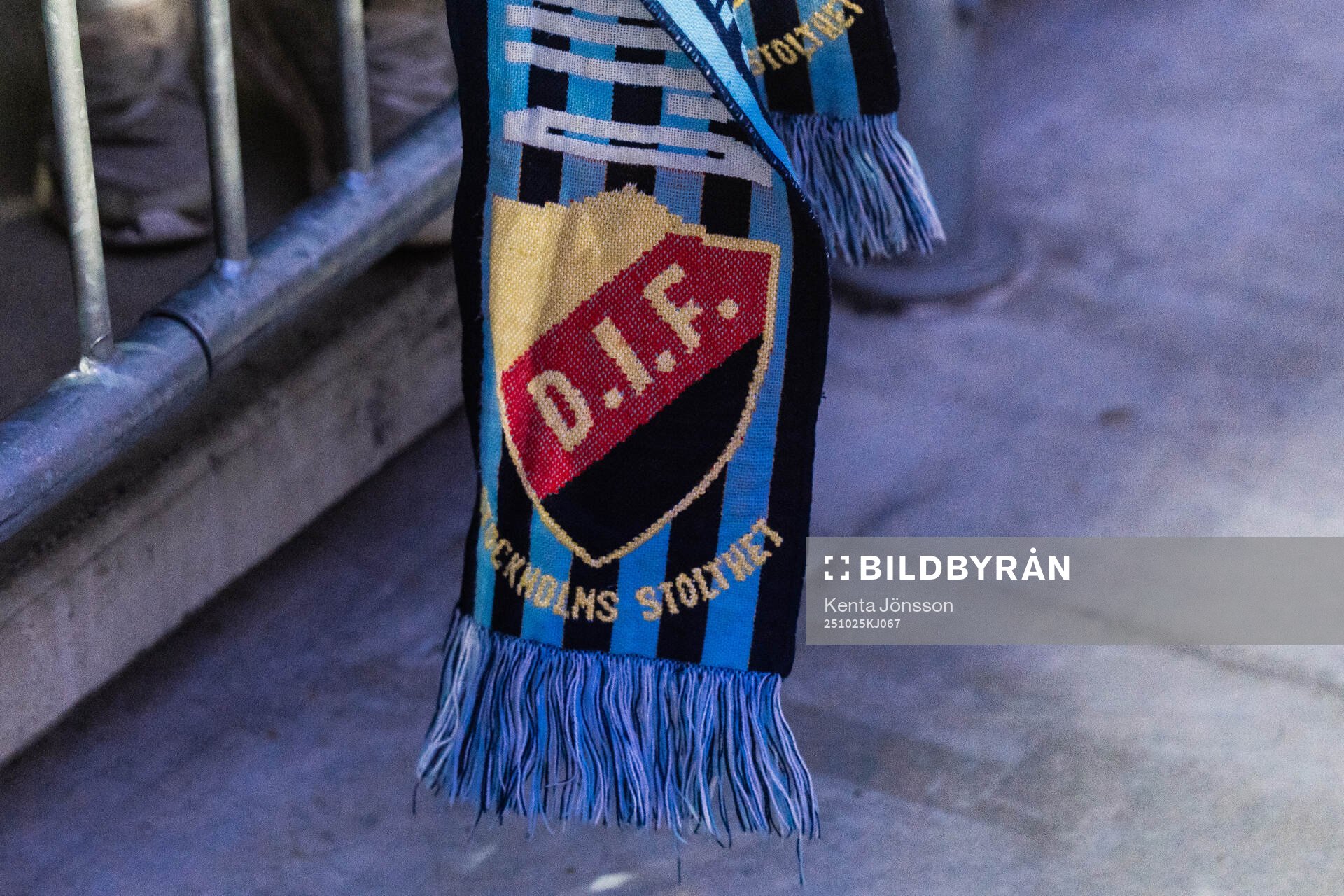 Djurgårdens supportrar med en halsduk