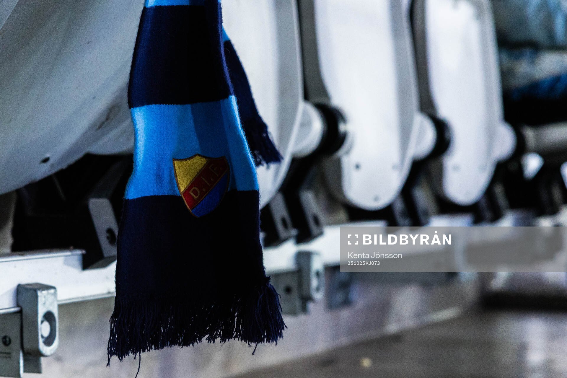 Djurgårdens supportrar med en halsduk