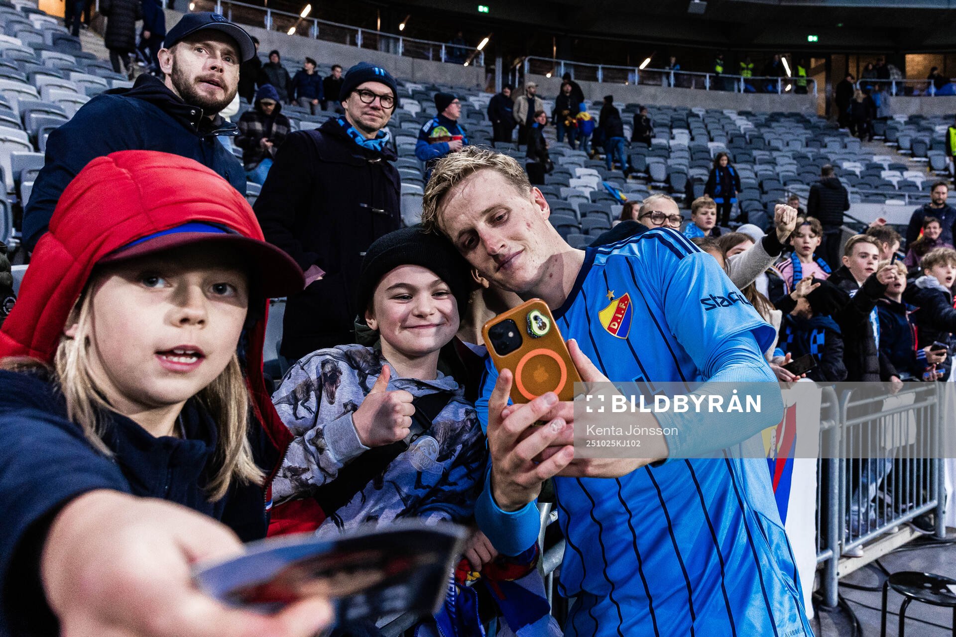 Djurgårdens Jeppe Møldrup Okkels med supportrar