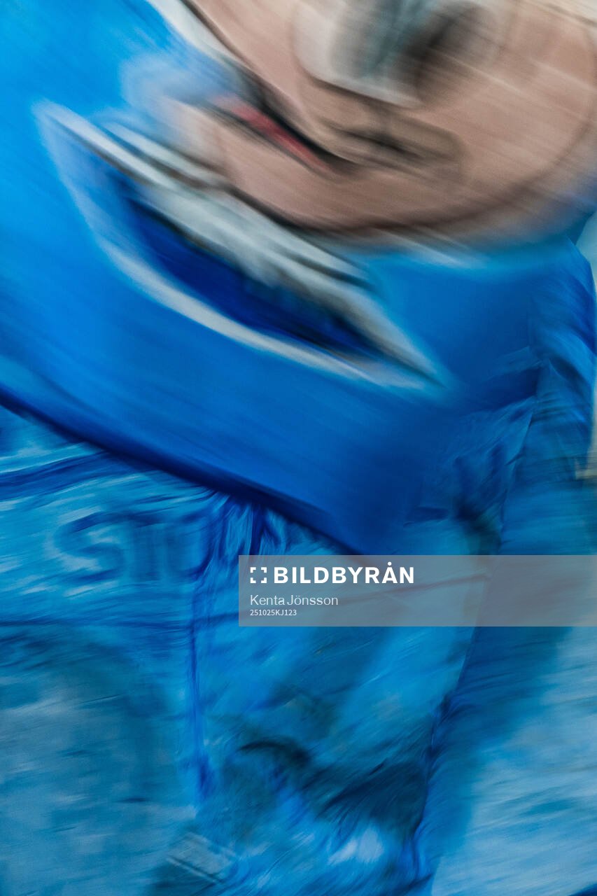 Panorering av Djurgårdens supportrar med flaggor
