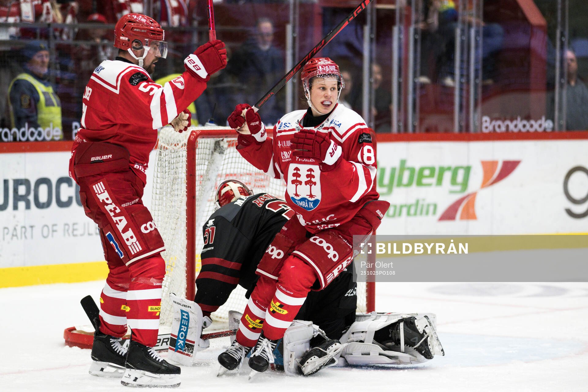 Timrås Anton Lander och Eddie Genborg jublar