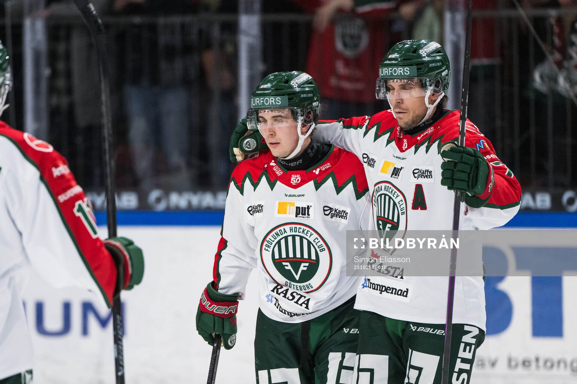 Frölundas Jere Innala och Henrik Tömmernes jublar