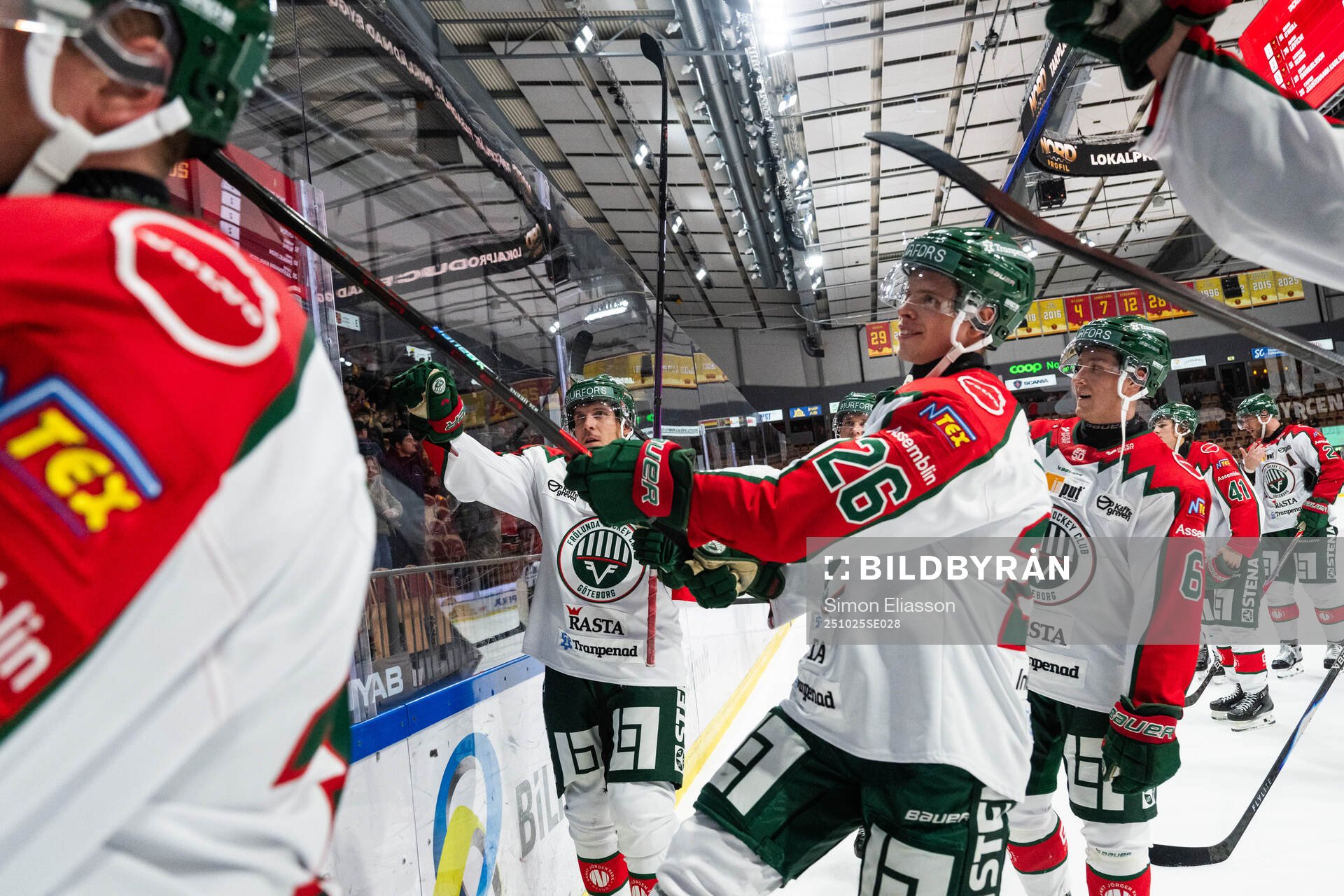 Frölundas Isac Heens jublar med lagkamrater