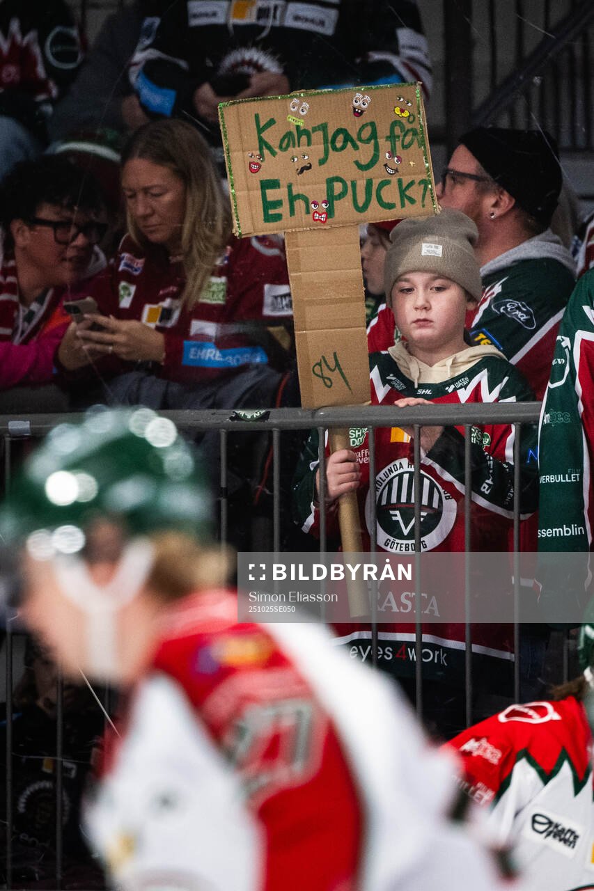 Frölunda supporter med en skylt med texten ”Kan jag få