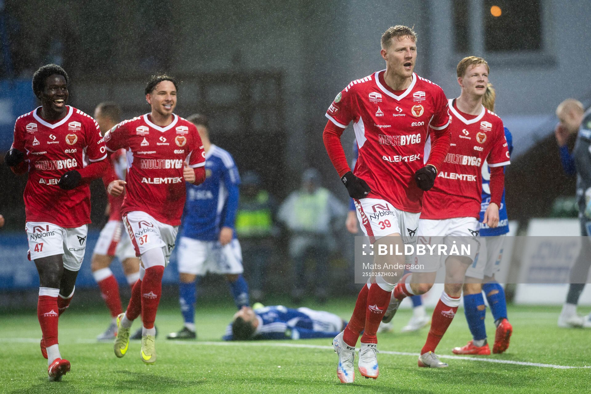 Kalmars Lars Sætra jublar med Aboubacar Keita, Tomas
