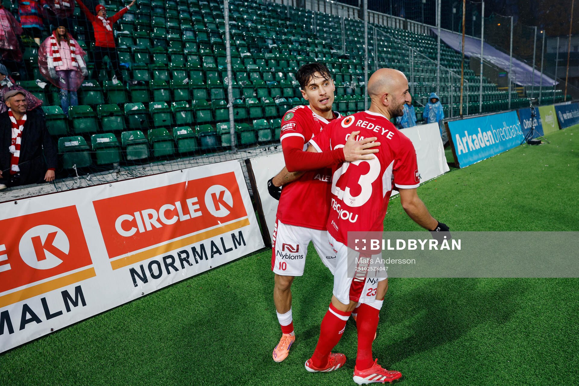 Kalmars Camil Jebara jublar med Robert Gojani