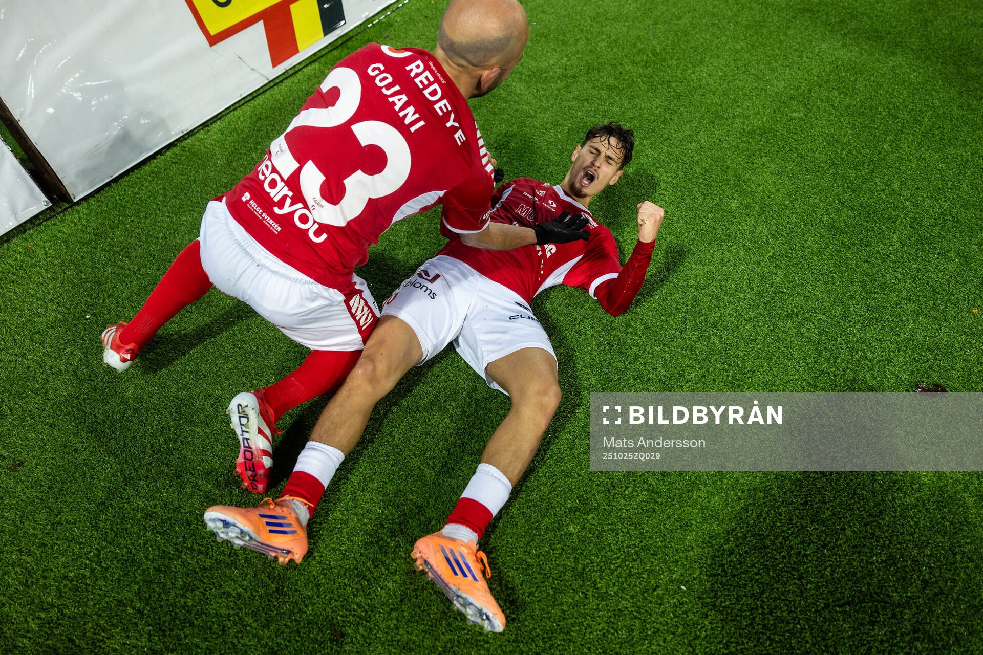 Kalmars Camil Jebara jublar med Robert Gojani