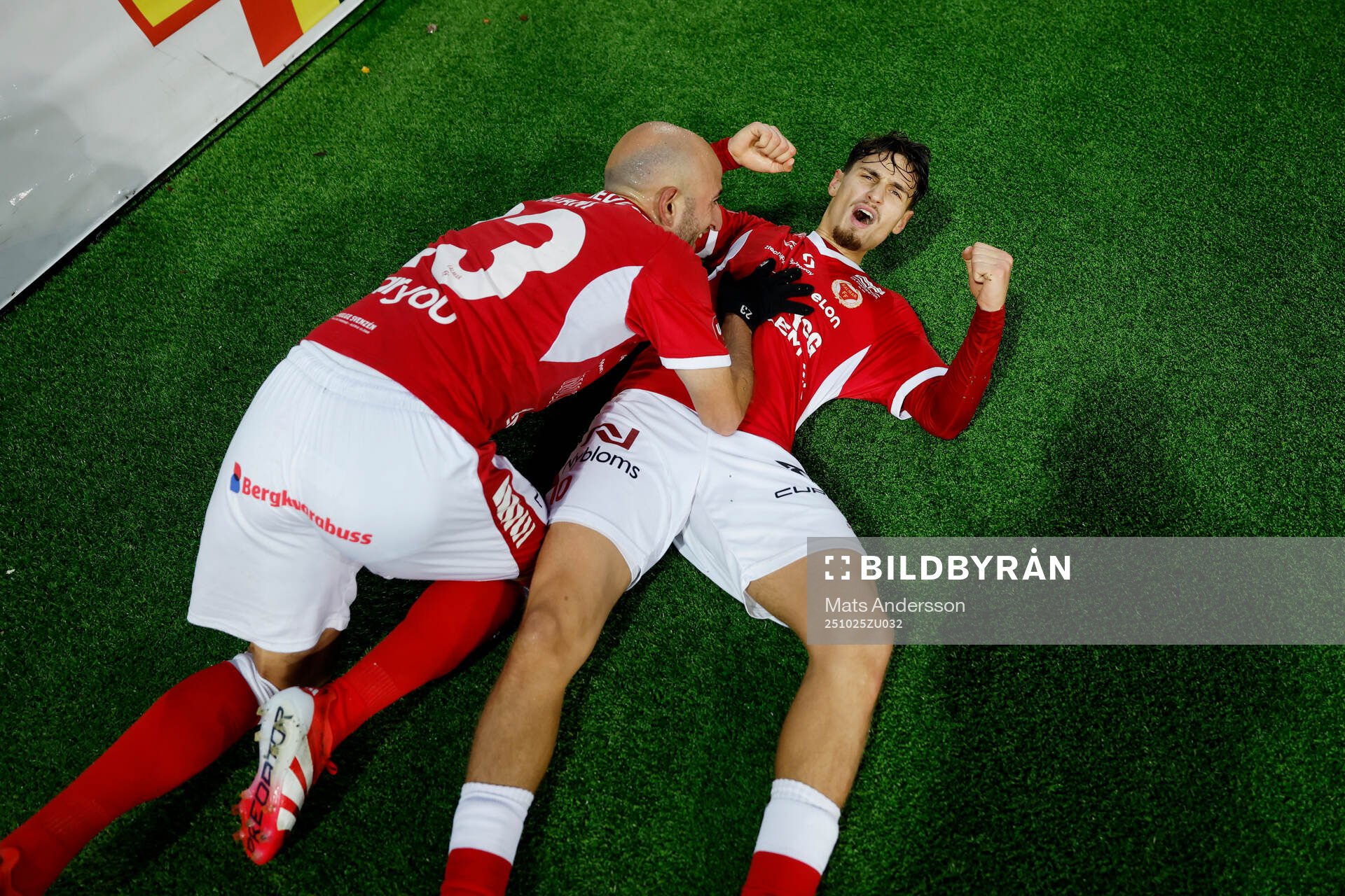 Kalmars Camil Jebara och Robert Gojani jublar